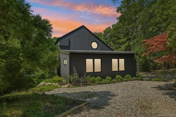 12 Deep View Court, East Hampton, New York 11937