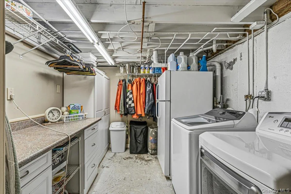 31 Dehan Street, Smithtown, NY, 3 Bedrooms Bedrooms, 14 Rooms Rooms,2 BathroomsBathrooms,Residential,For Rent,Dehan,0,1047231 31 Dehan Street, Smithtown, NY, 3 Bedrooms Bedrooms, 14 Rooms Rooms,2 BathroomsBathrooms,Residential,For Rent,Dehan,0,1047231