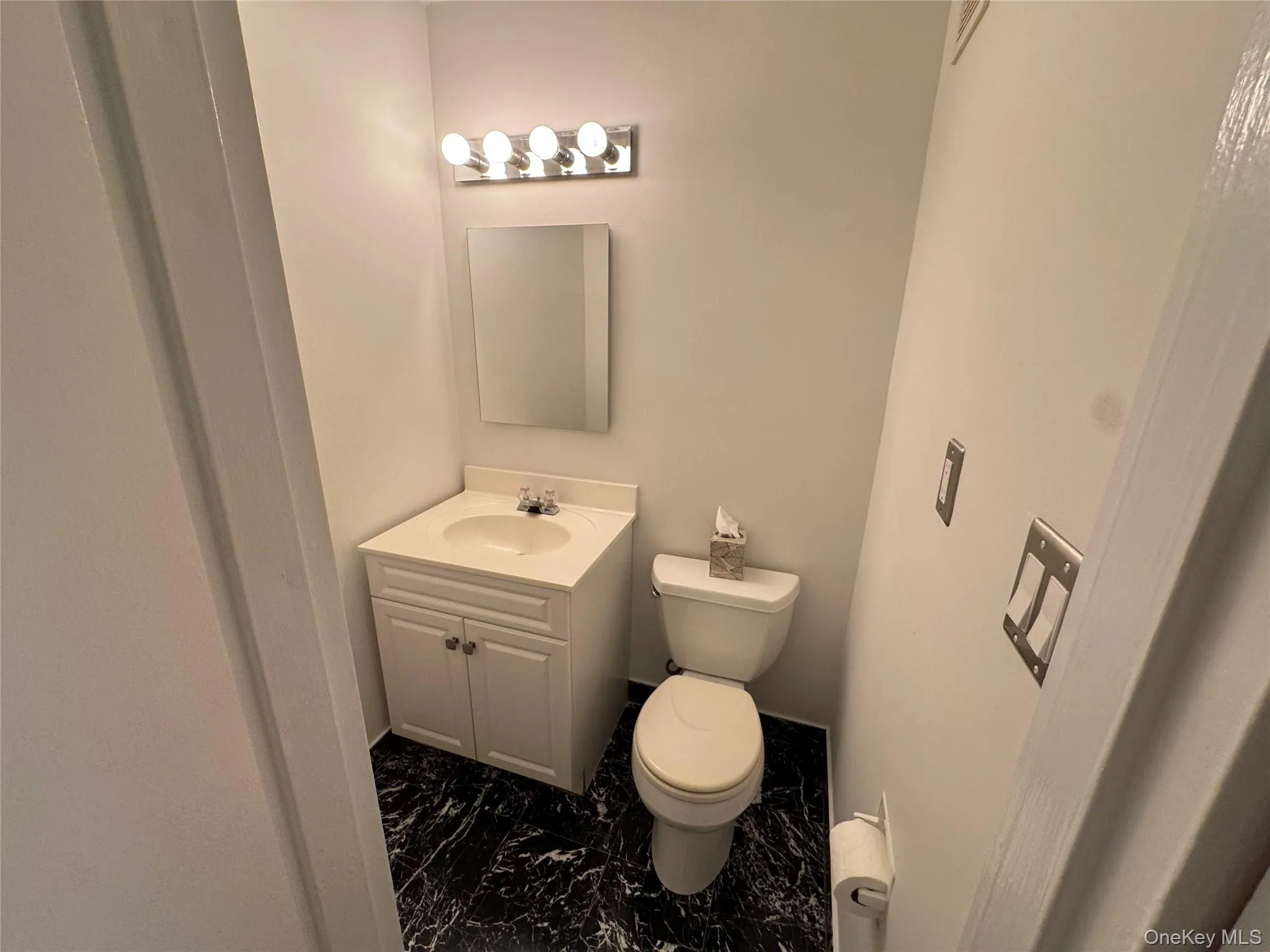 1/2 Bathroom 1/2 Bathroom