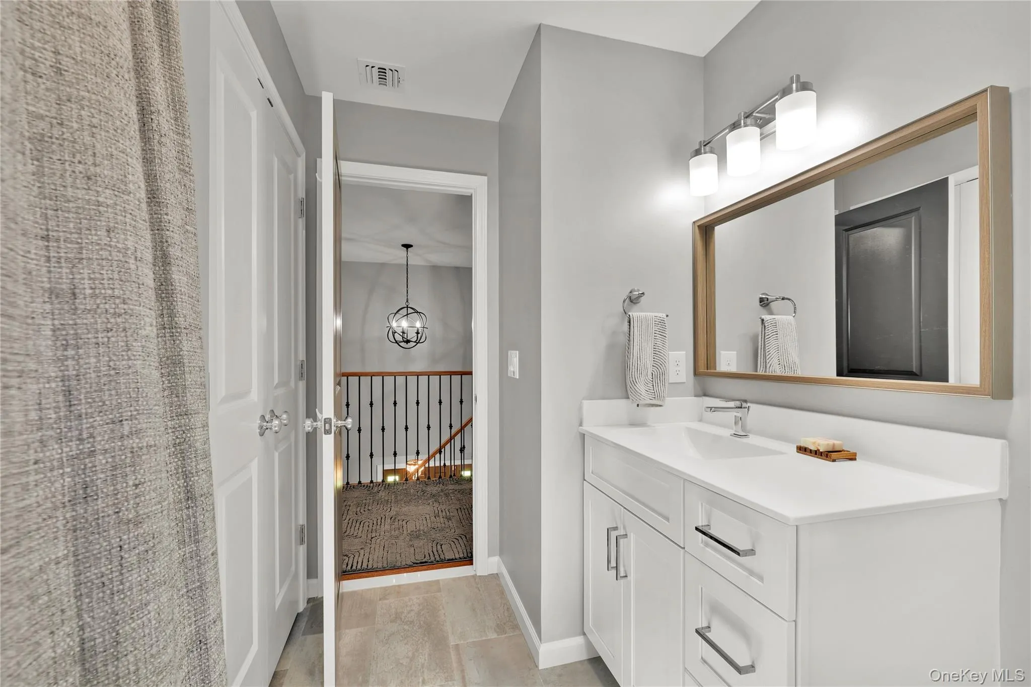 Main Full bath on the second level Main Full bath on the second level