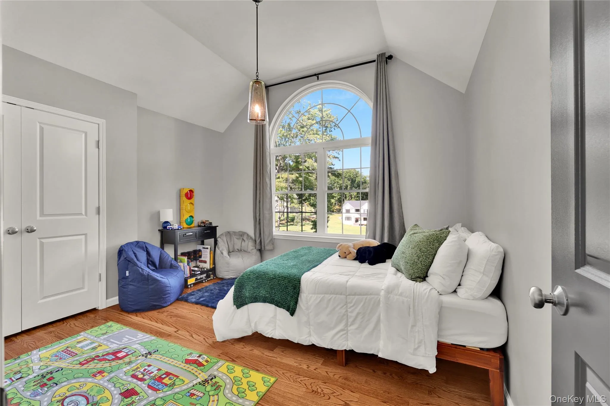 Beautiful arched window brings a tremendous amount of light in. This bedroom faces the front of the home Beautiful arched window brings a tremendous amount of light in. This bedroom faces the front of the home