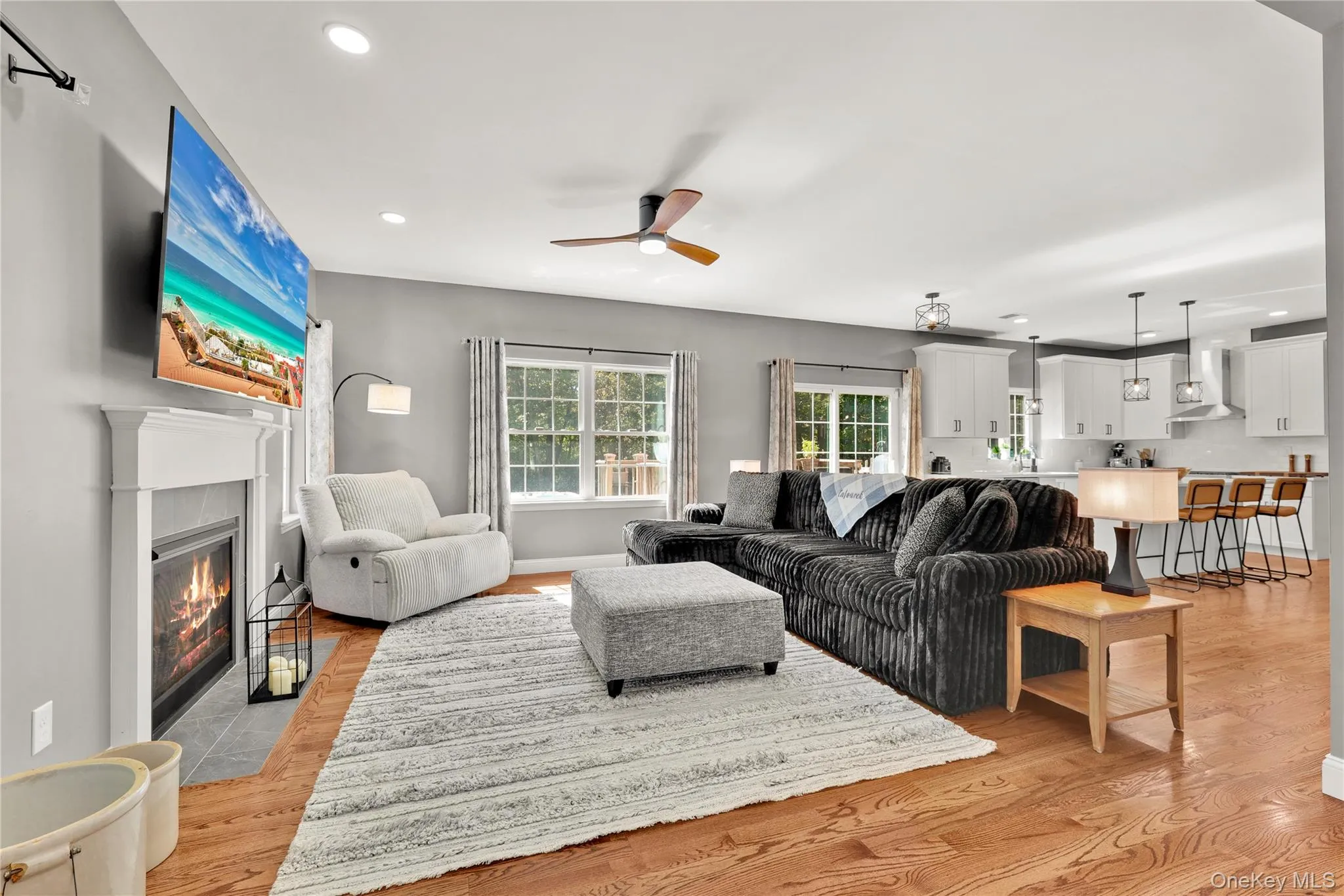 Plenty of windows, bright and airy with a gas fireplace Plenty of windows, bright and airy with a gas fireplace