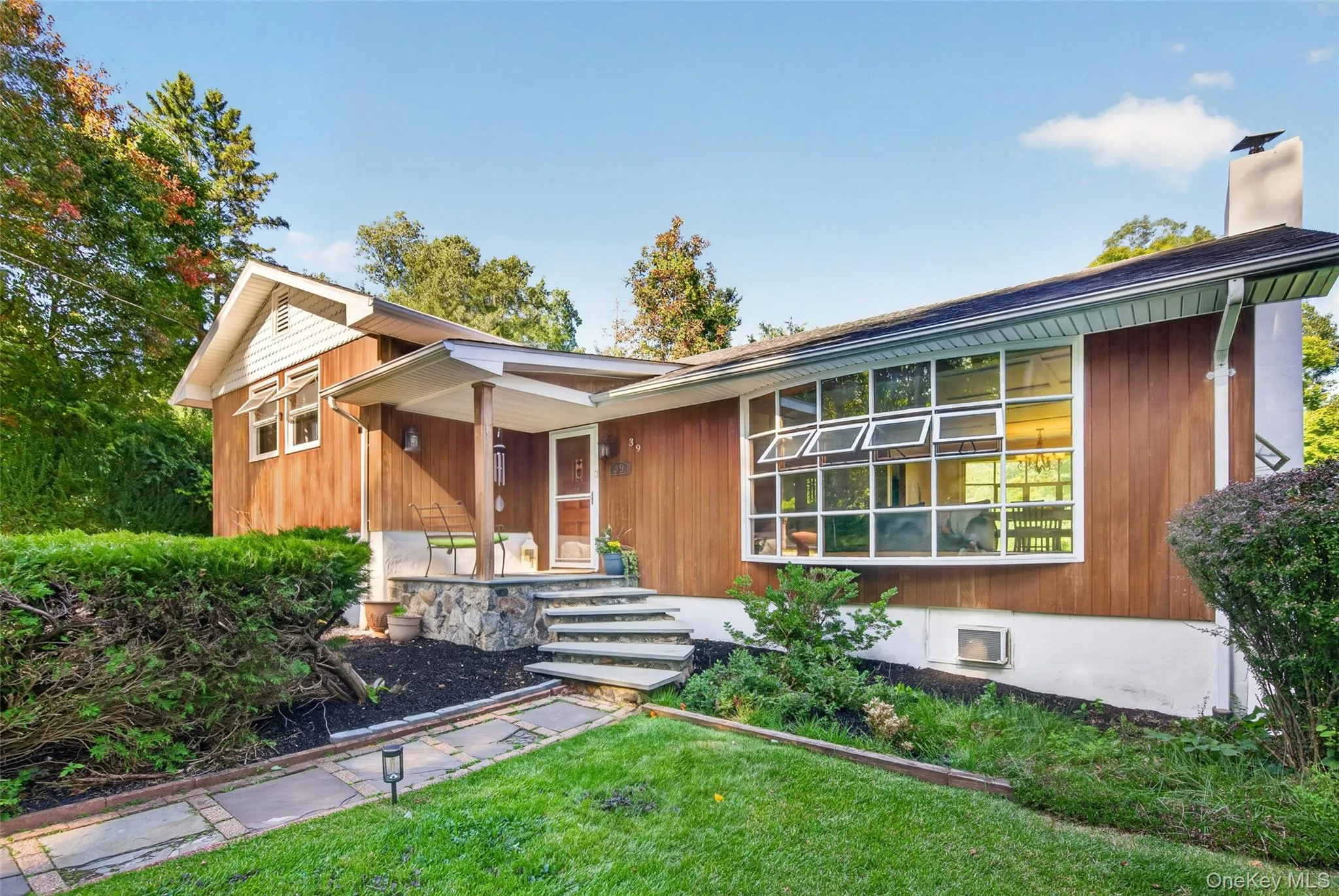 Clean and bright with double oversized bow windows facing east and west Clean and bright with double oversized bow windows facing east and west