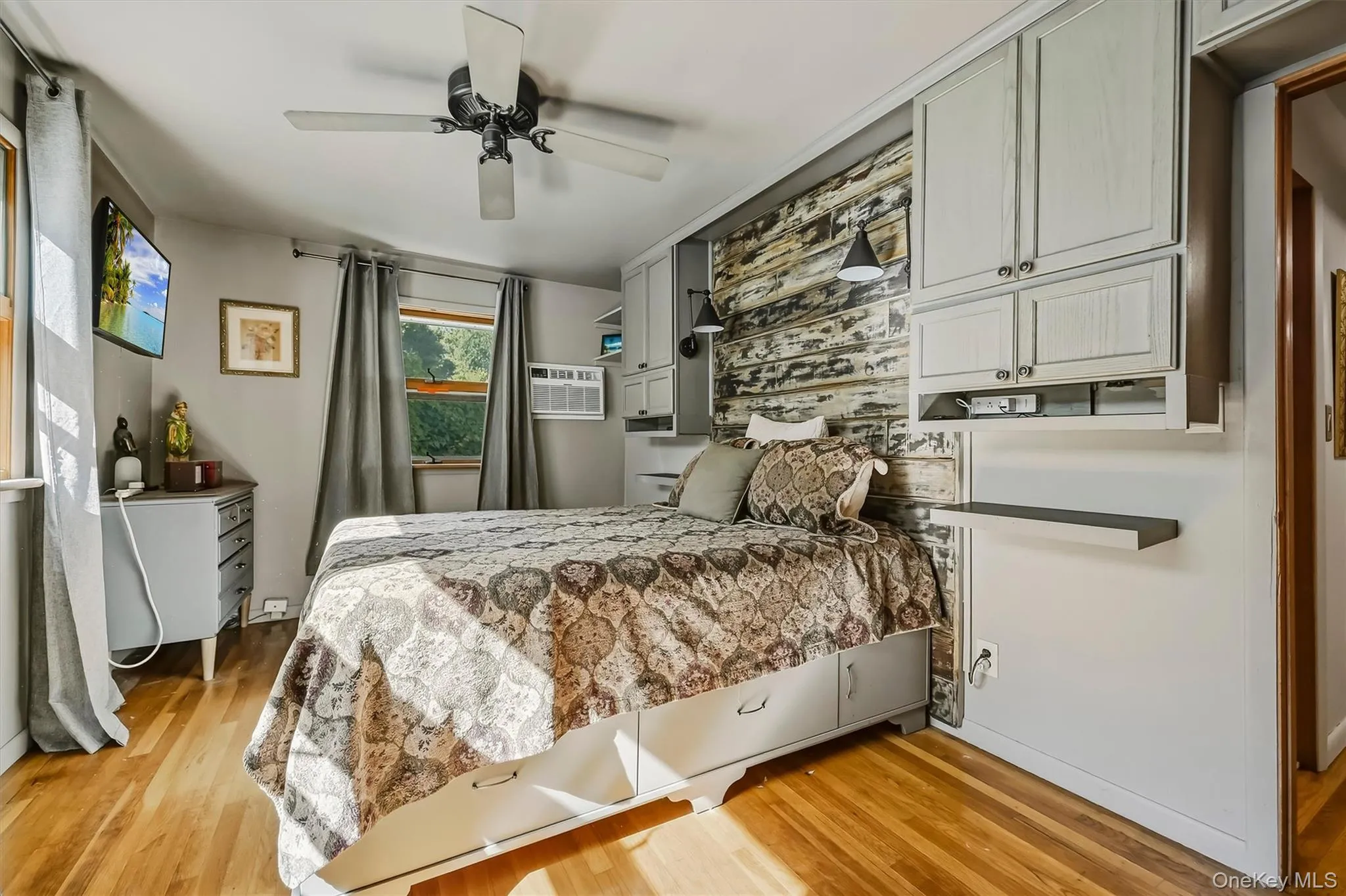 Custom built-ins straddle the king bed for even more convenient storage Custom built-ins straddle the king bed for even more convenient storage