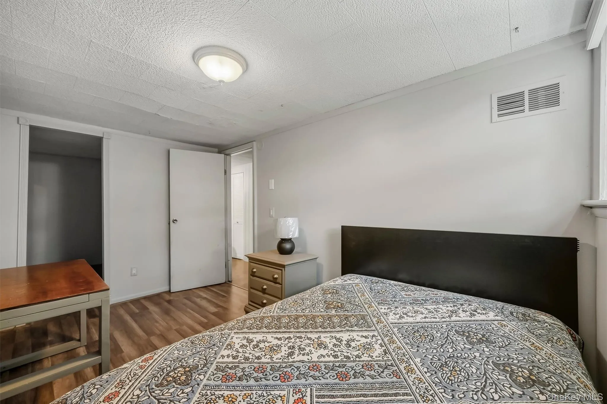 The room can accommodate larger furniture The room can accommodate larger furniture