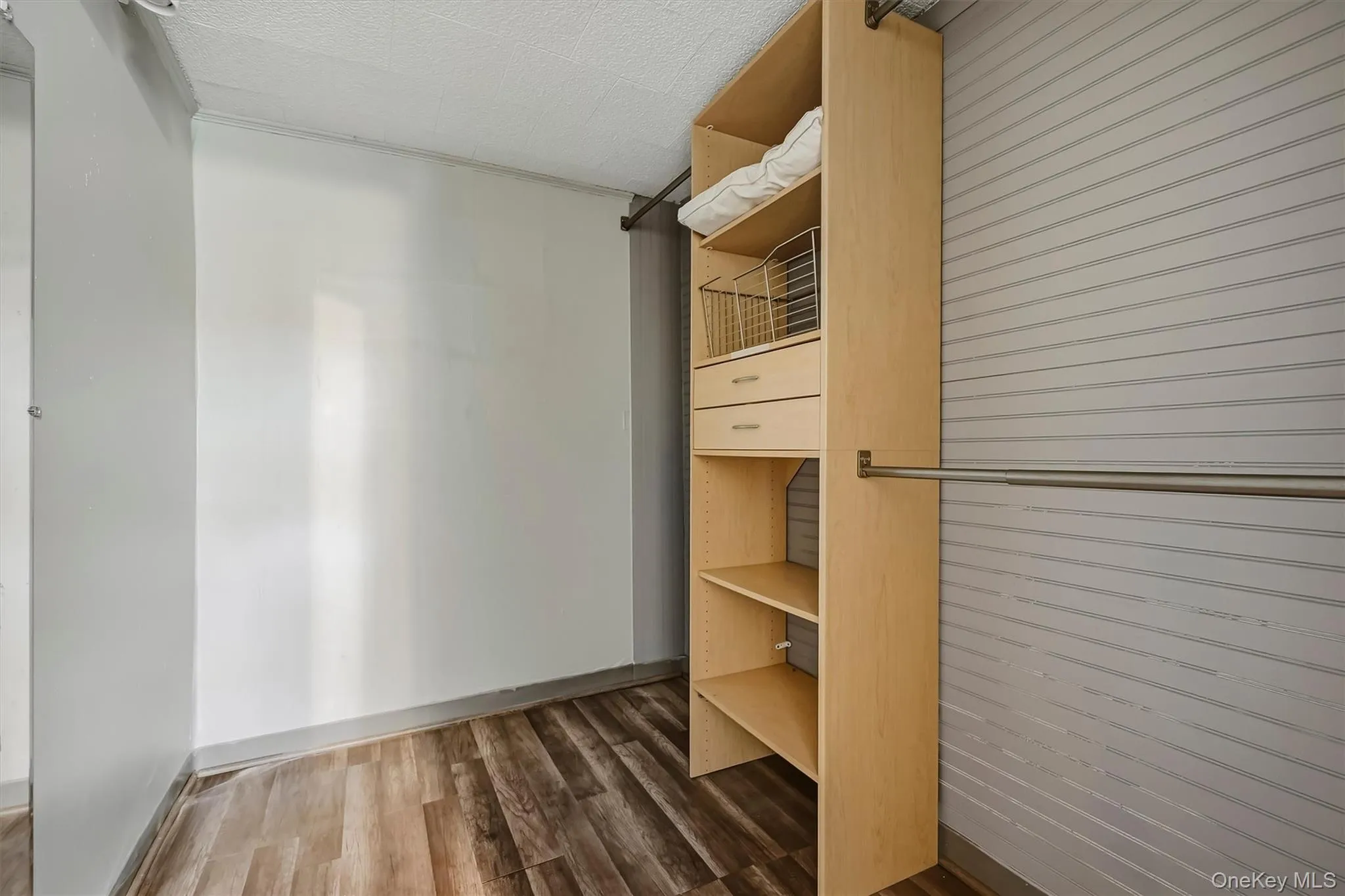 Walk in closet with organizer Walk in closet with organizer
