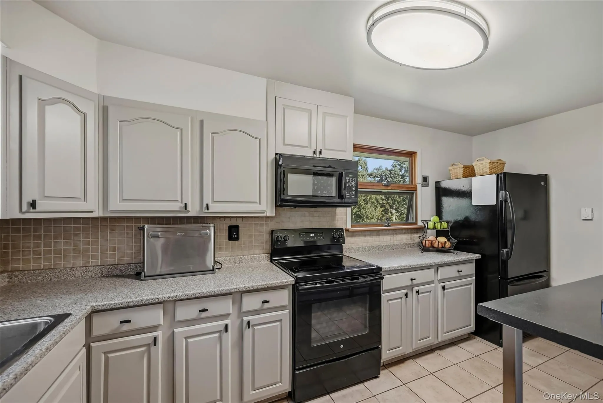 Spacious and bright with 2 windows and custom lighting Spacious and bright with 2 windows and custom lighting