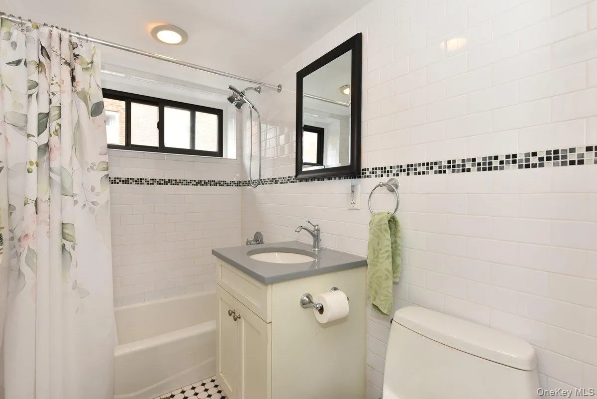 100 Clinton Avenue, Hempstead, NY, 1 Bedroom Bedrooms, 5 Rooms Rooms,1 BathroomBathrooms,Residential,For Rent,Clinton,0,1047303 100 Clinton Avenue, Hempstead, NY, 1 Bedroom Bedrooms, 5 Rooms Rooms,1 BathroomBathrooms,Residential,For Rent,Clinton,0,1047303