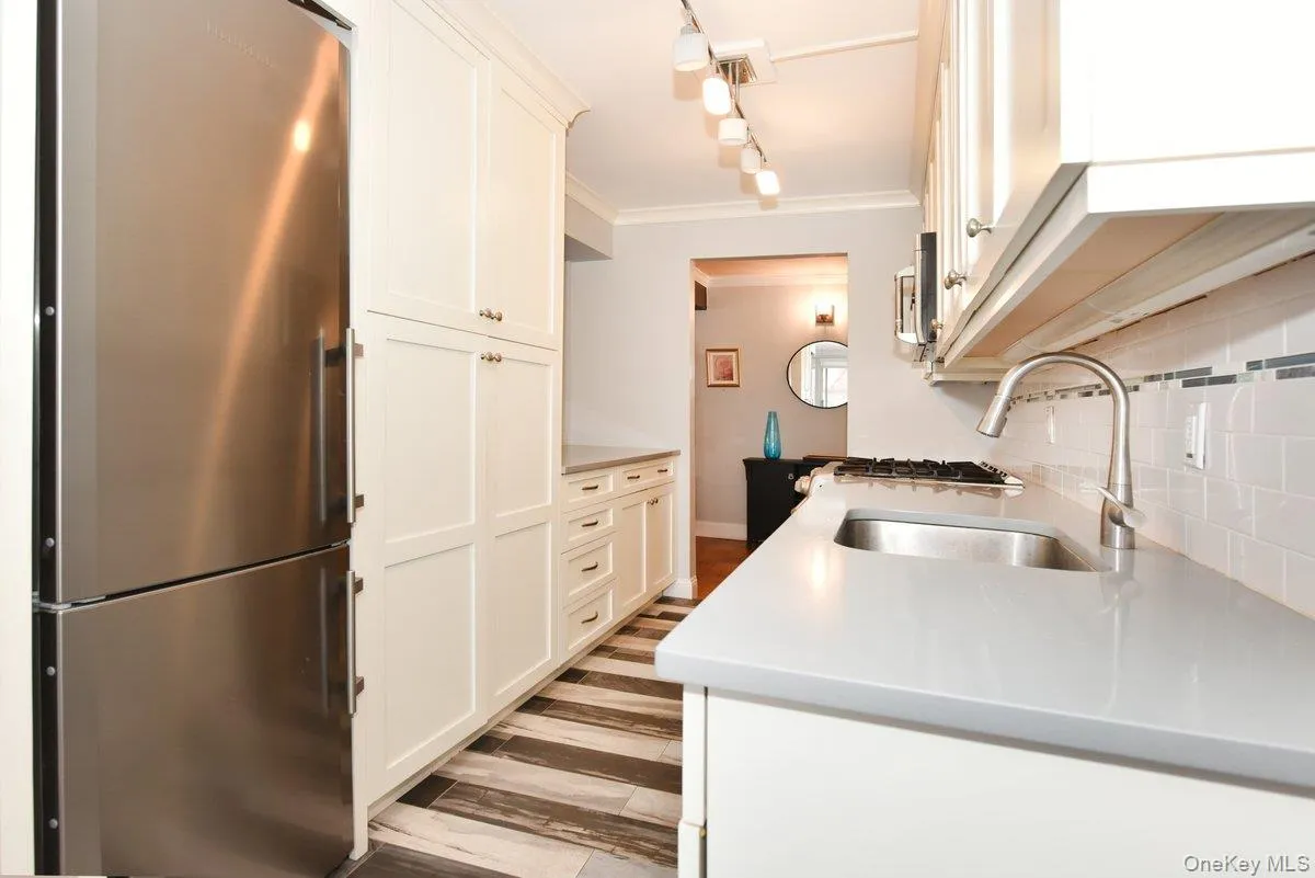 100 Clinton Avenue, Hempstead, NY, 1 Bedroom Bedrooms, 5 Rooms Rooms,1 BathroomBathrooms,Residential,For Rent,Clinton,0,1047303 100 Clinton Avenue, Hempstead, NY, 1 Bedroom Bedrooms, 5 Rooms Rooms,1 BathroomBathrooms,Residential,For Rent,Clinton,0,1047303
