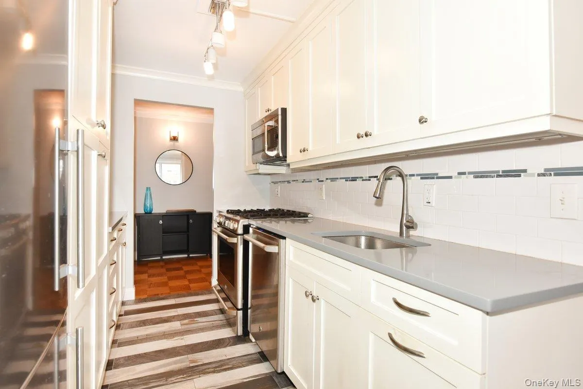 100 Clinton Avenue, Hempstead, NY, 1 Bedroom Bedrooms, 5 Rooms Rooms,1 BathroomBathrooms,Residential,For Rent,Clinton,0,1047303 100 Clinton Avenue, Hempstead, NY, 1 Bedroom Bedrooms, 5 Rooms Rooms,1 BathroomBathrooms,Residential,For Rent,Clinton,0,1047303