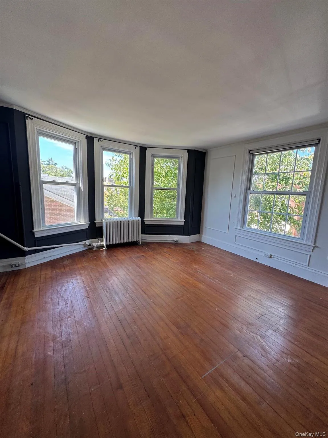 Bright ad spacious bedroom with closet, large windows facing Sea Cliff Ave Bright ad spacious bedroom with closet, large windows facing Sea Cliff Ave