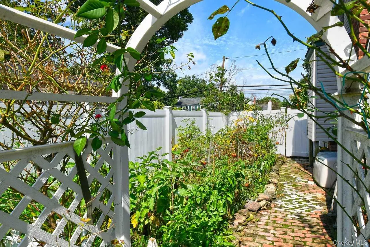 Side Garden Side Garden