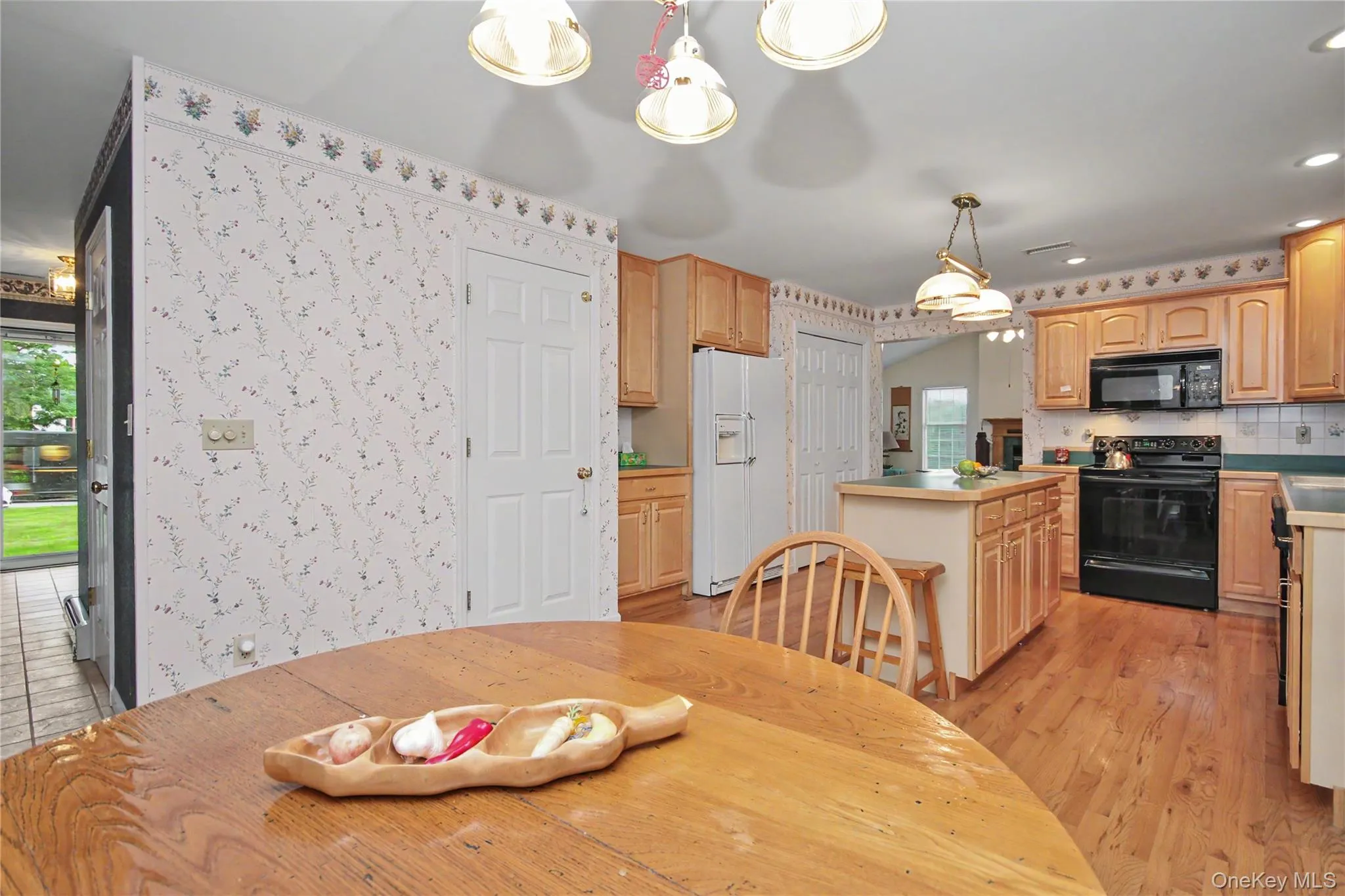 Eat in kitchen with hardwood Floors Eat in kitchen with hardwood Floors