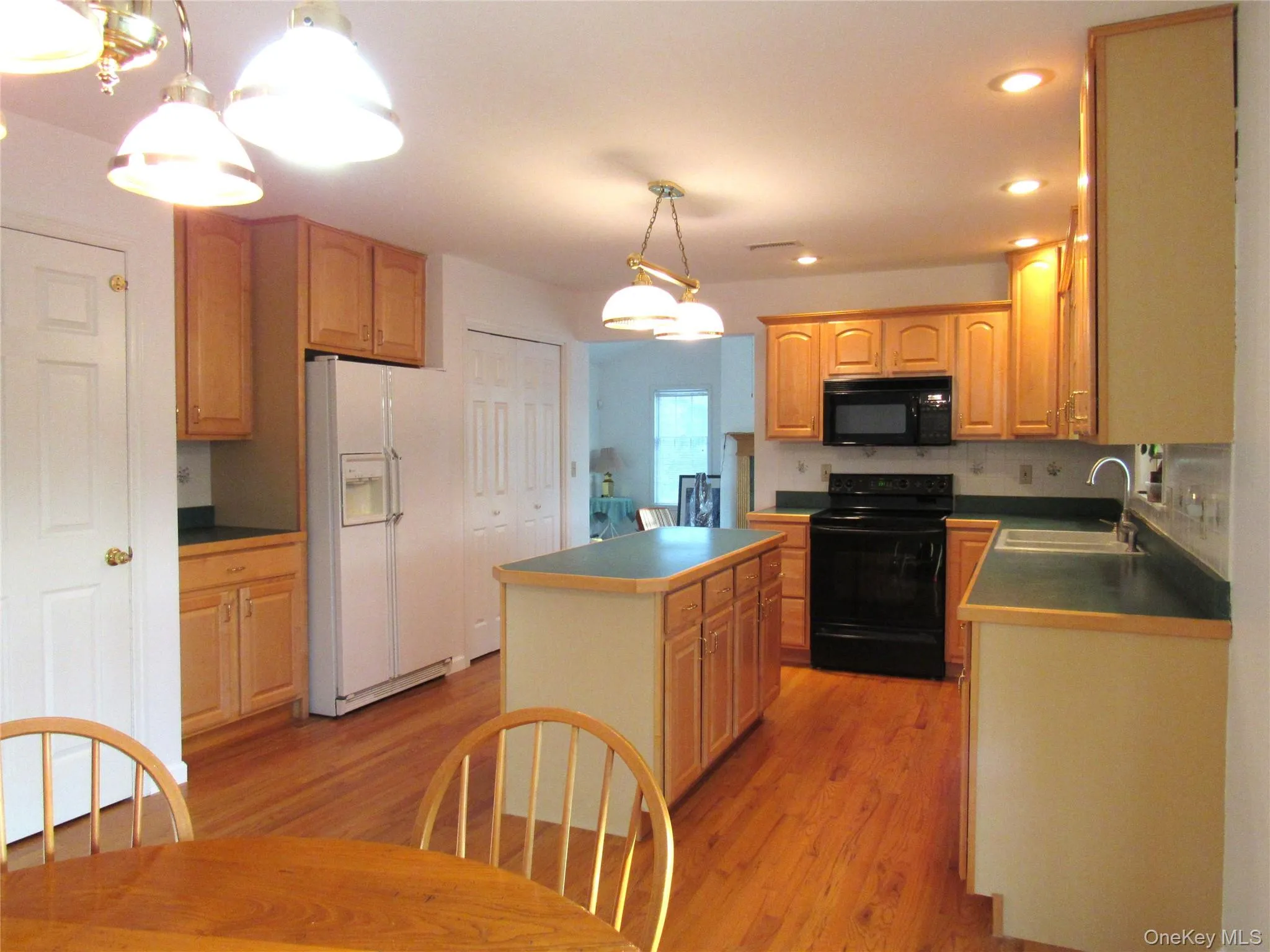 Eat-in-kitchen with Hardwood Floors Eat-in-kitchen with Hardwood Floors