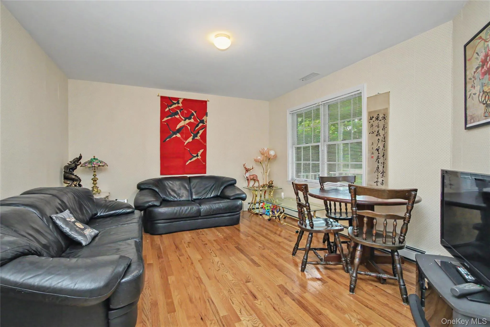 Livingroom with hardwood floors Livingroom with hardwood floors