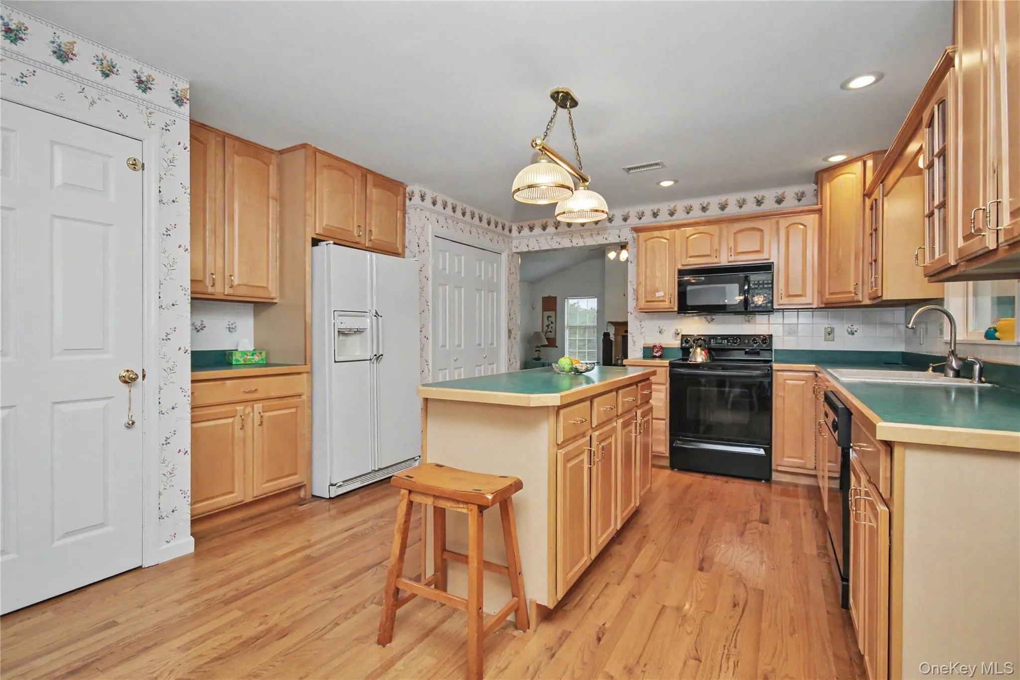 Spacious Eat-in-kitchen Spacious Eat-in-kitchen