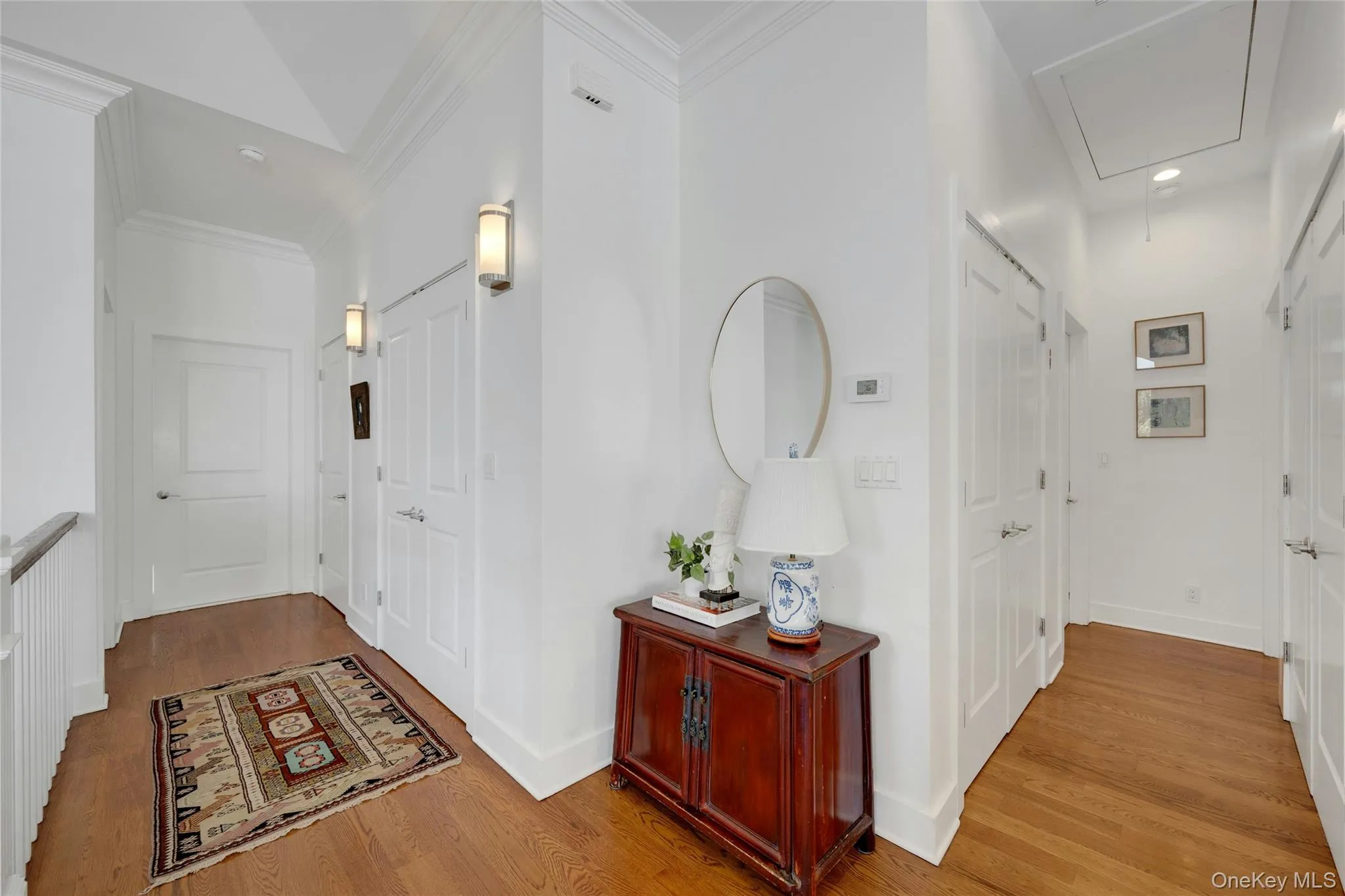 Spacious hallways leading to bedrooms Spacious hallways leading to bedrooms