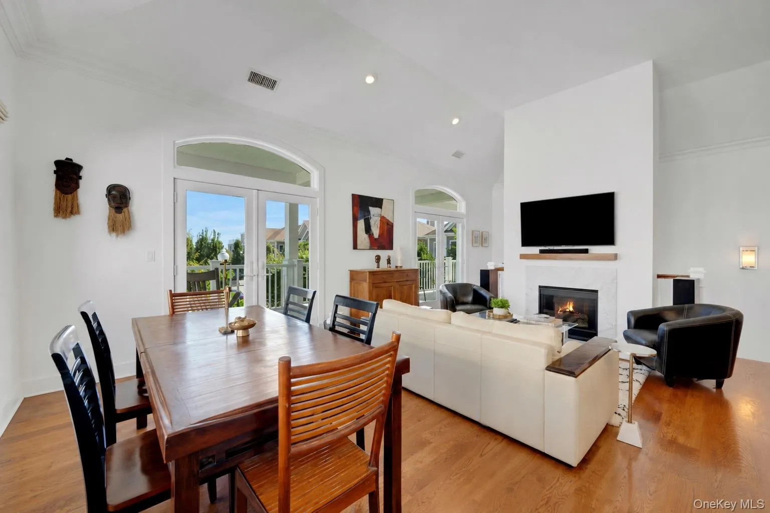 Large dining area with easy access to the outdoor terrace Large dining area with easy access to the outdoor terrace