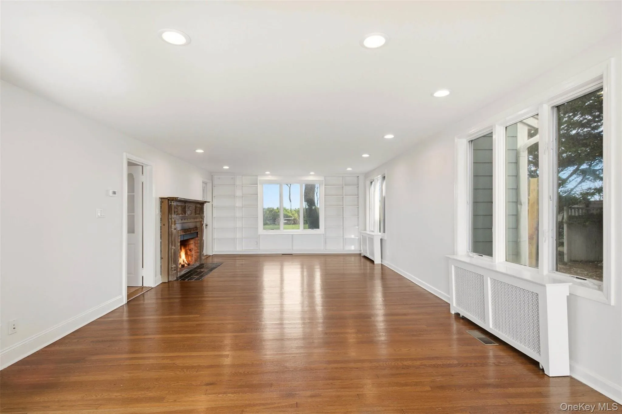 Huge Family room with Fireplace Huge Family room with Fireplace