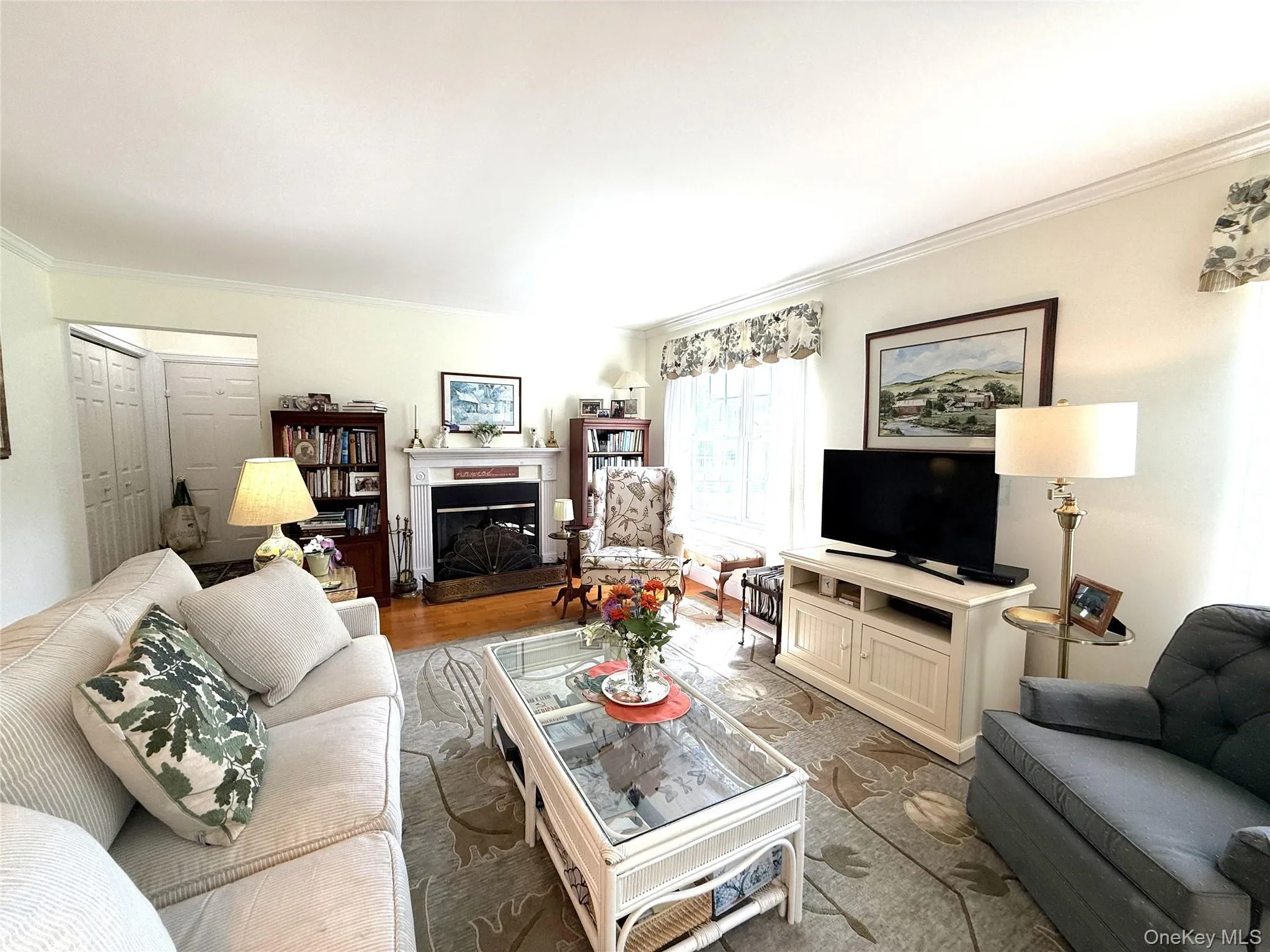 HARDWOOD FLOOR, DOOR TO DECK AND MANICURED PROPERTY. HARDWOOD FLOOR, DOOR TO DECK AND MANICURED PROPERTY.