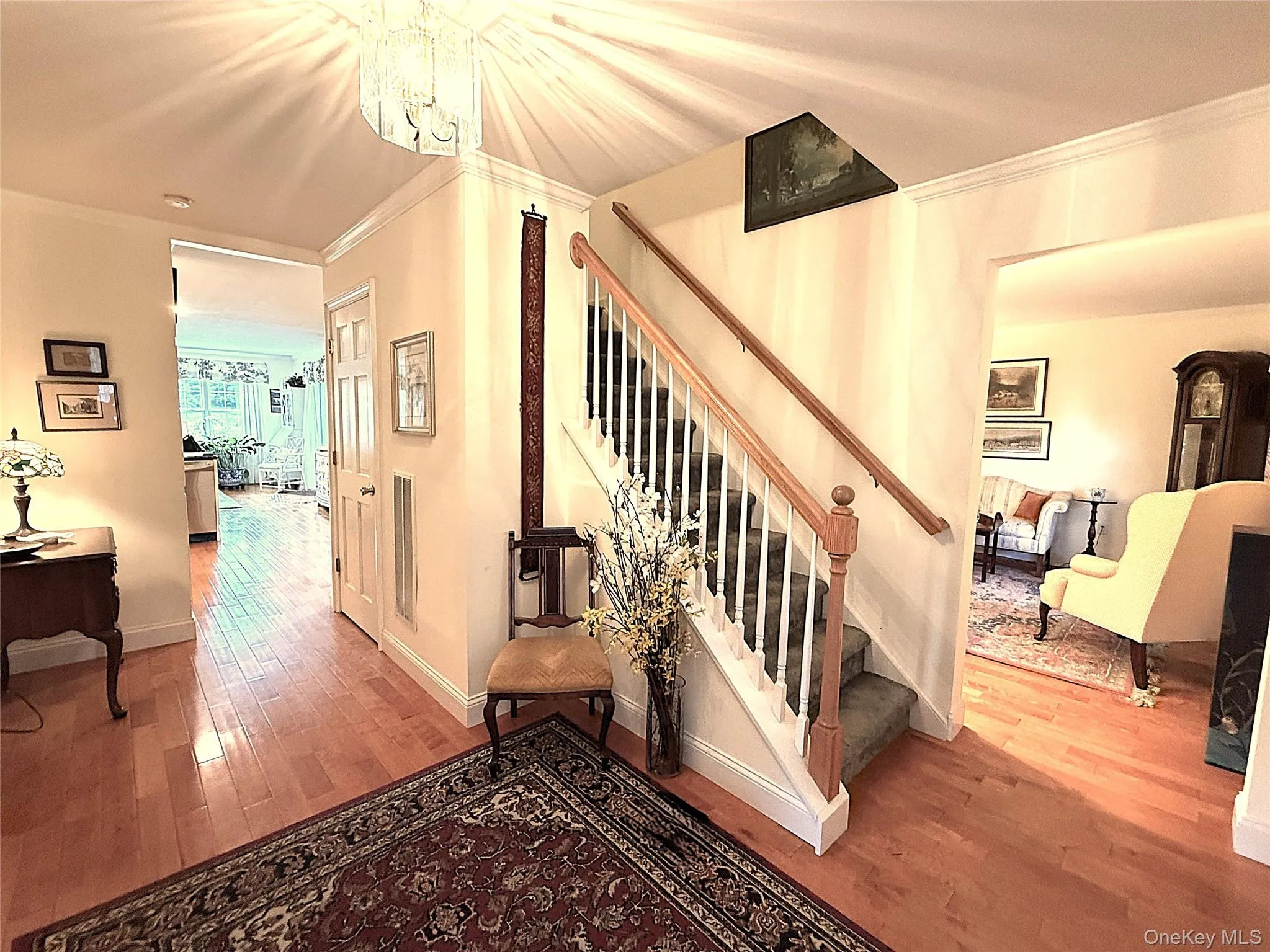 SPACIOUS, WELCOMING ENTRY ROOM WITH HARDWOOD. VERY NICE FLOW THROUGHOUT! SPACIOUS, WELCOMING ENTRY ROOM WITH HARDWOOD. VERY NICE FLOW THROUGHOUT!