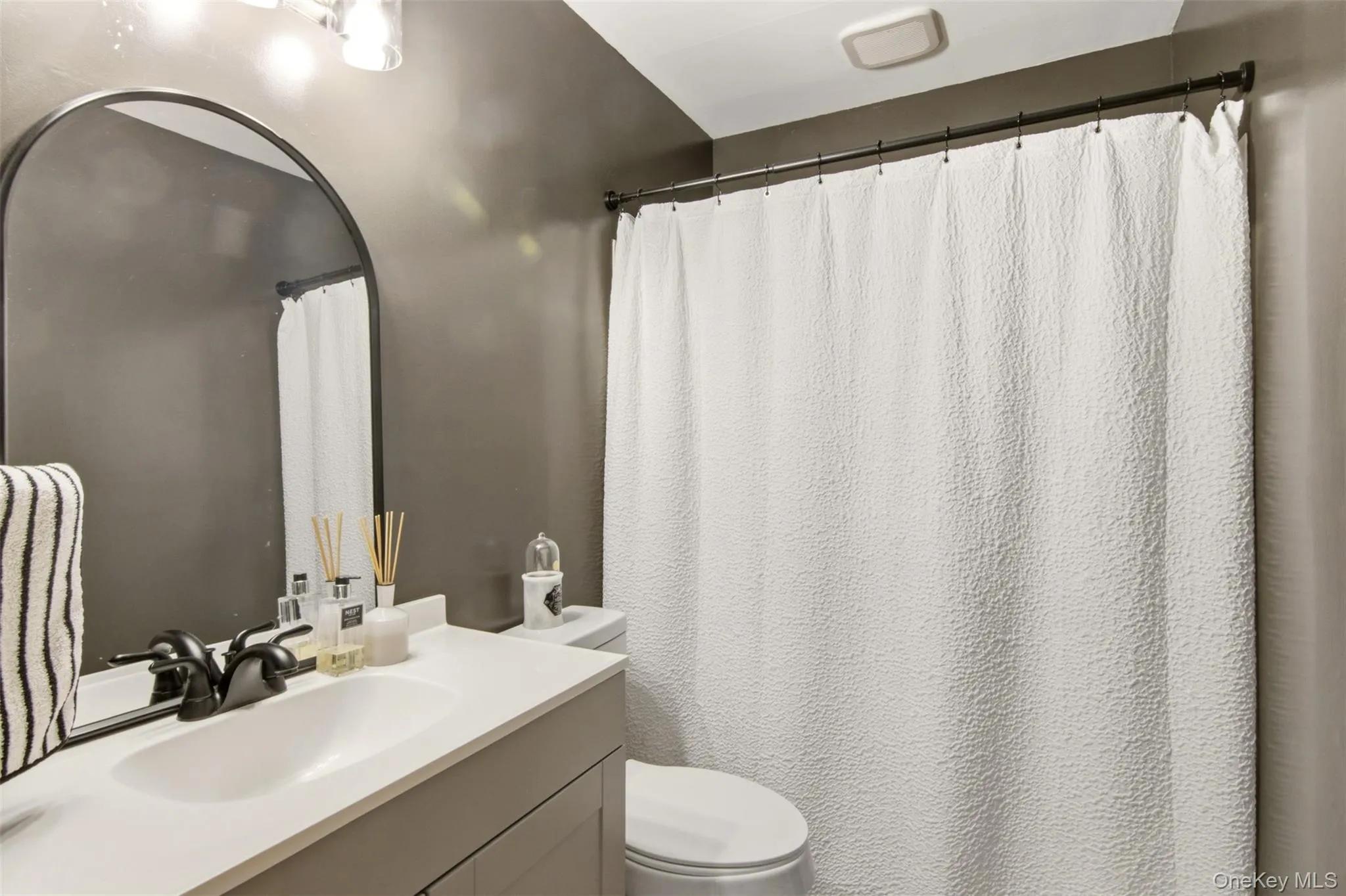 8 Glen Way, Brookhaven, NY, 4 Bedrooms Bedrooms, 11 Rooms Rooms,3 BathroomsBathrooms,Residential,For Rent,Glen,0,1047485 8 Glen Way, Brookhaven, NY, 4 Bedrooms Bedrooms, 11 Rooms Rooms,3 BathroomsBathrooms,Residential,For Rent,Glen,0,1047485
