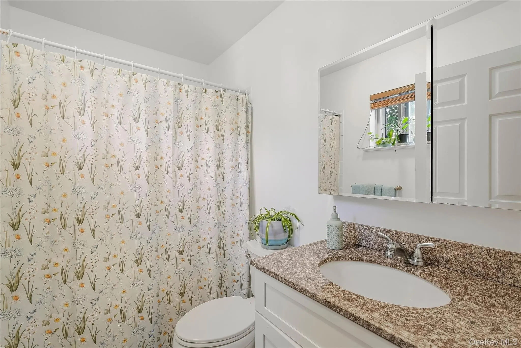 Full bath with granite vanity and tub/shower combination. Full bath with granite vanity and tub/shower combination.
