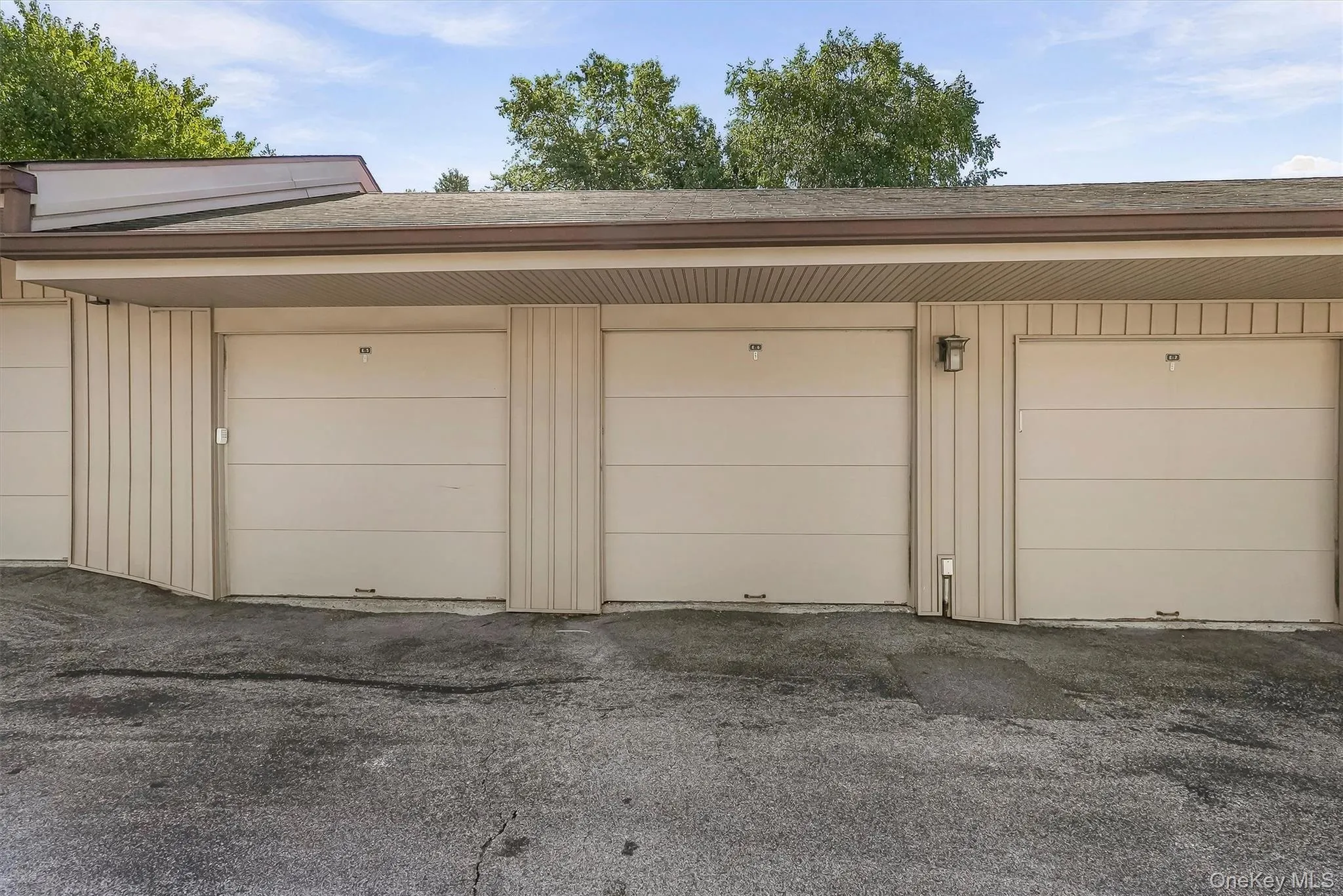 Private garage E-6 offers valuable additional parking and storage. Private garage E-6 offers valuable additional parking and storage.