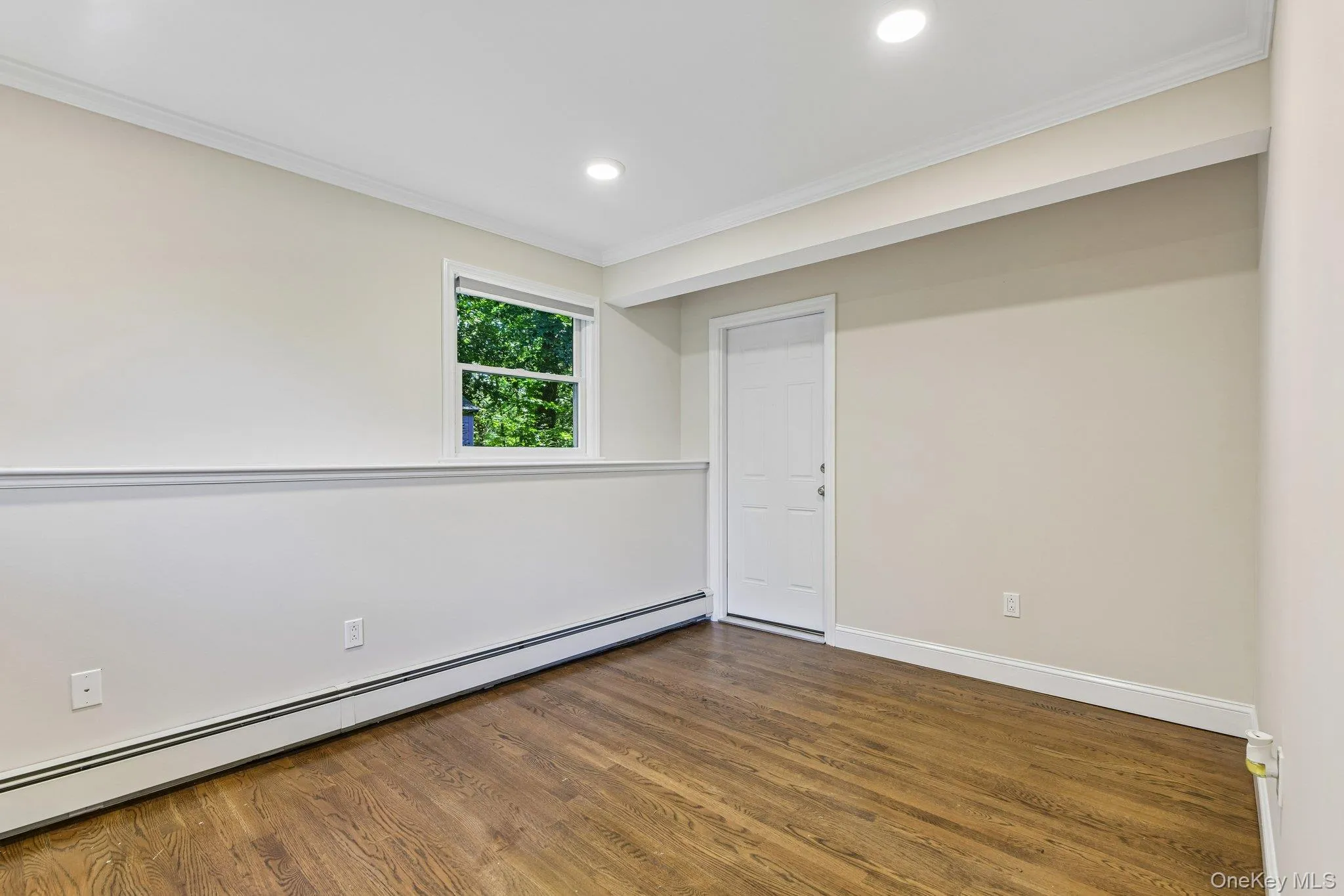 4th Bedroom on first floor (9'11" x 13'11) 4th Bedroom on first floor (9'11" x 13'11)