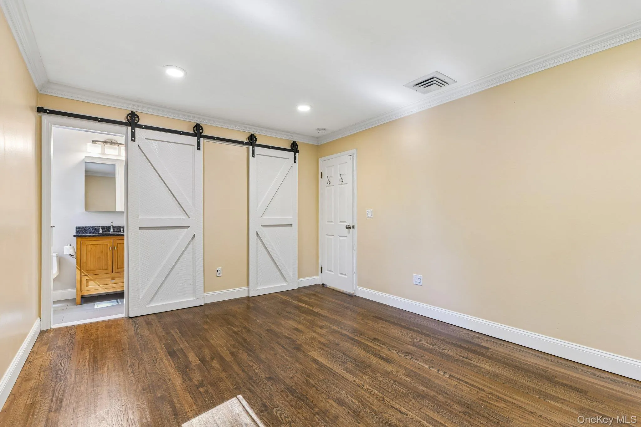 Primary bedroom w/full bathroom and a step-in closet Primary bedroom w/full bathroom and a step-in closet