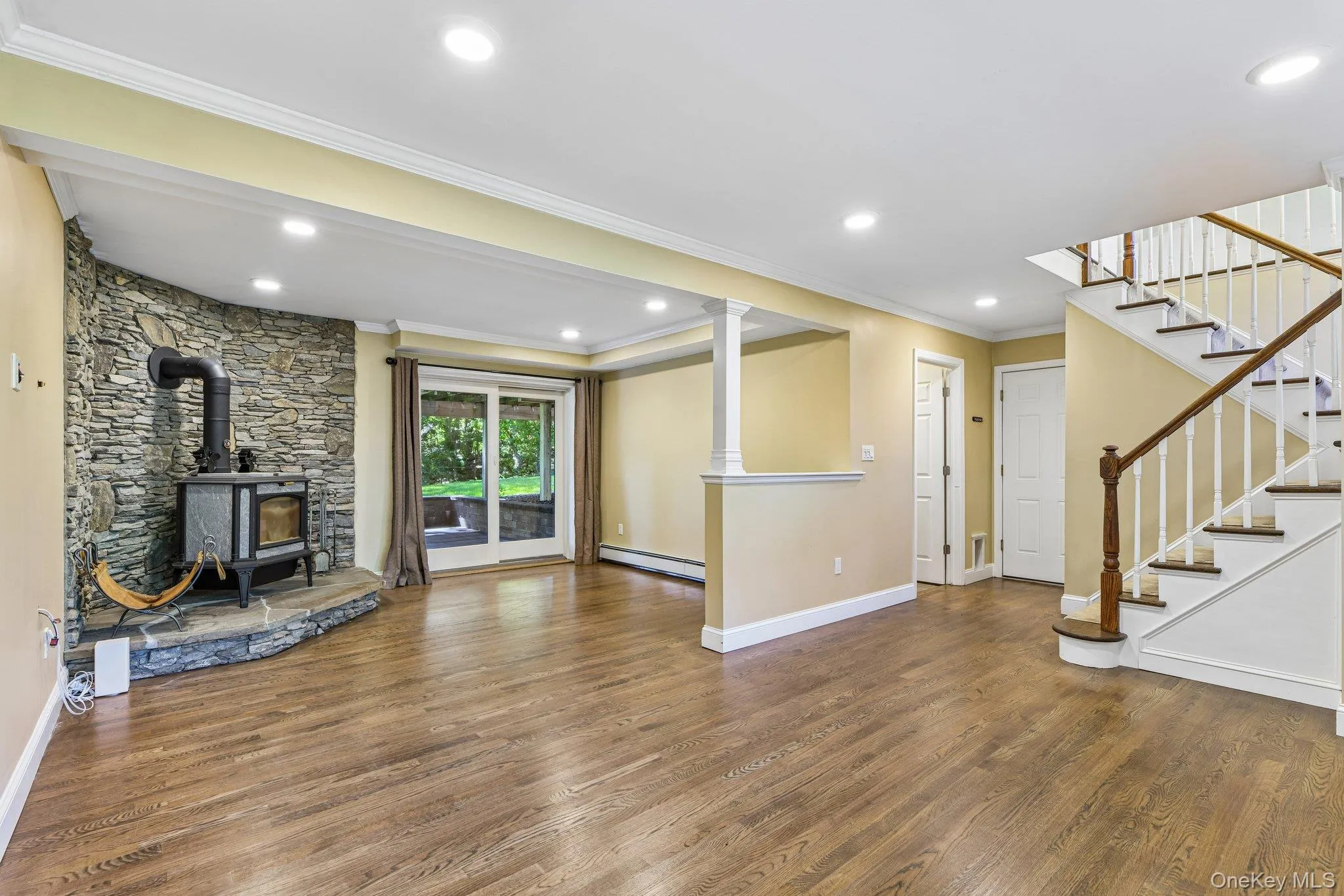 Family room with crown molding Family room with crown molding