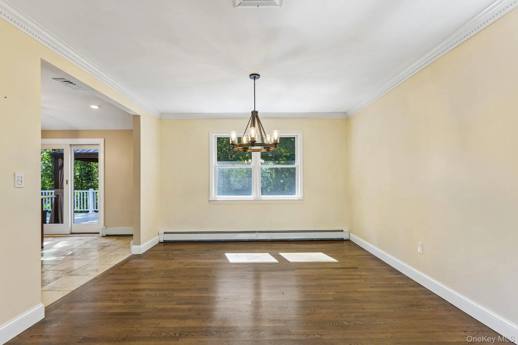 Dining room with crown molding Dining room with crown molding
