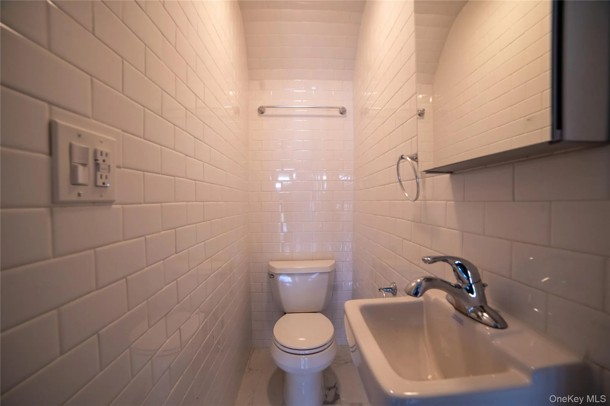 Half guest bathroom on the main entrance floor. Half guest bathroom on the main entrance floor.