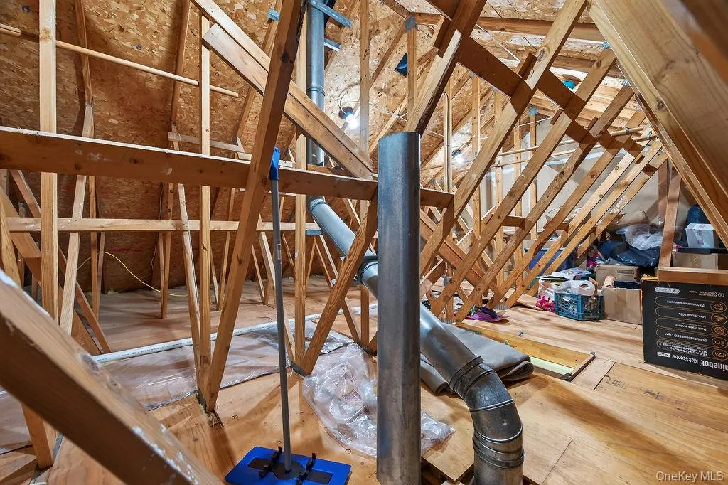 standing attic, plenty of storage space standing attic, plenty of storage space