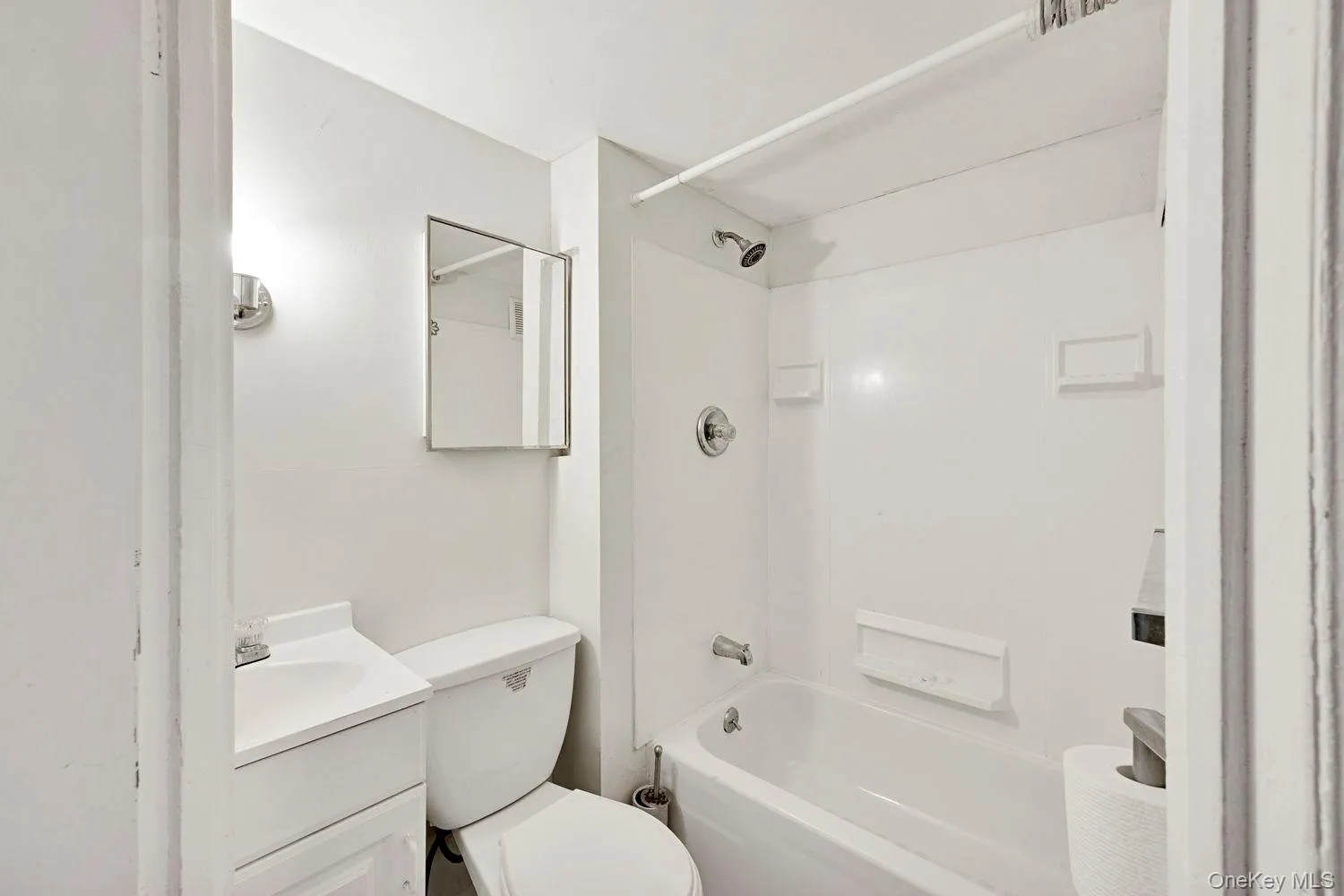 Full bathroom on the second floor. Full bathroom on the second floor.