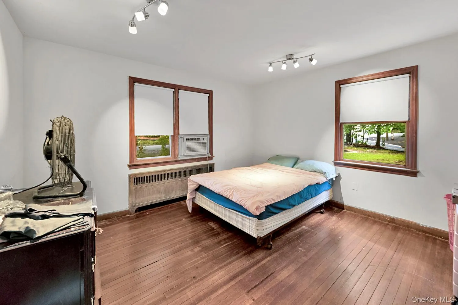Second bedroom, first floor. Second bedroom, first floor.