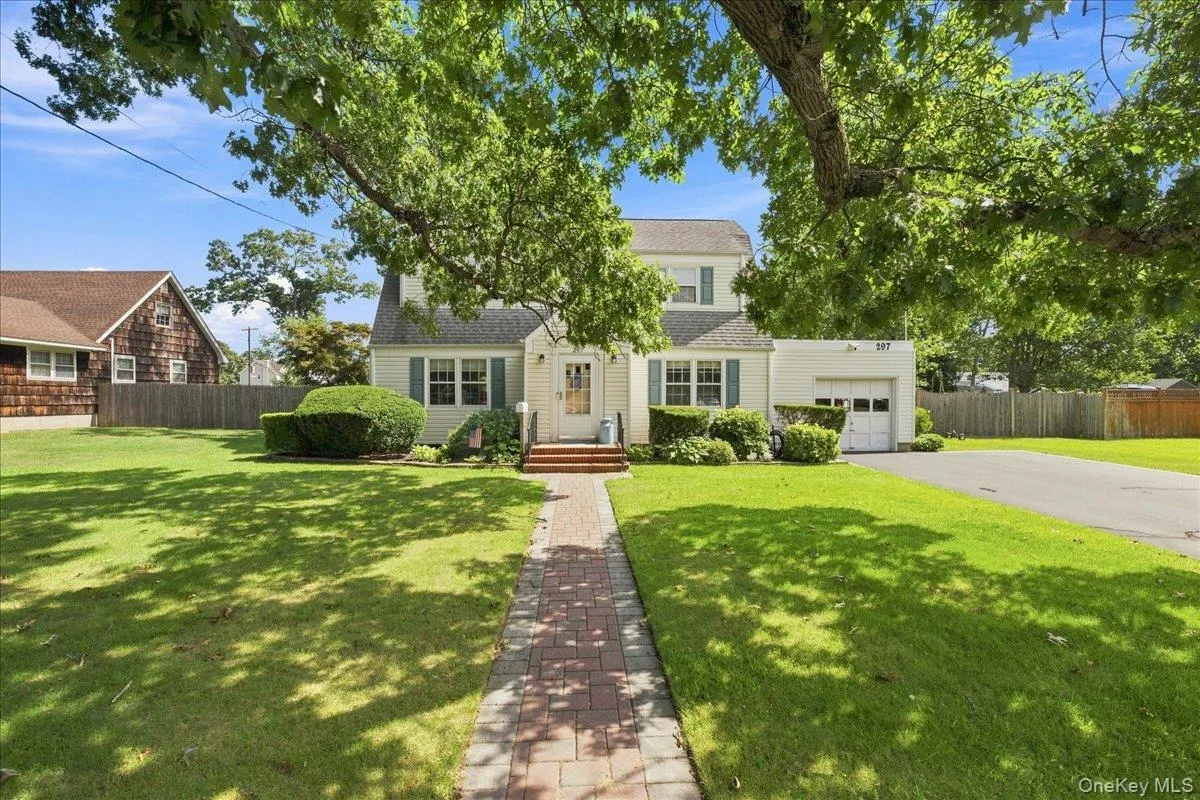 297 Maple Avenue, Brookhaven, NY, 3 Bedrooms Bedrooms, 8 Rooms Rooms,2 BathroomsBathrooms,Residential,For Rent,Maple,0,1047600 297 Maple Avenue, Brookhaven, NY, 3 Bedrooms Bedrooms, 8 Rooms Rooms,2 BathroomsBathrooms,Residential,For Rent,Maple,0,1047600