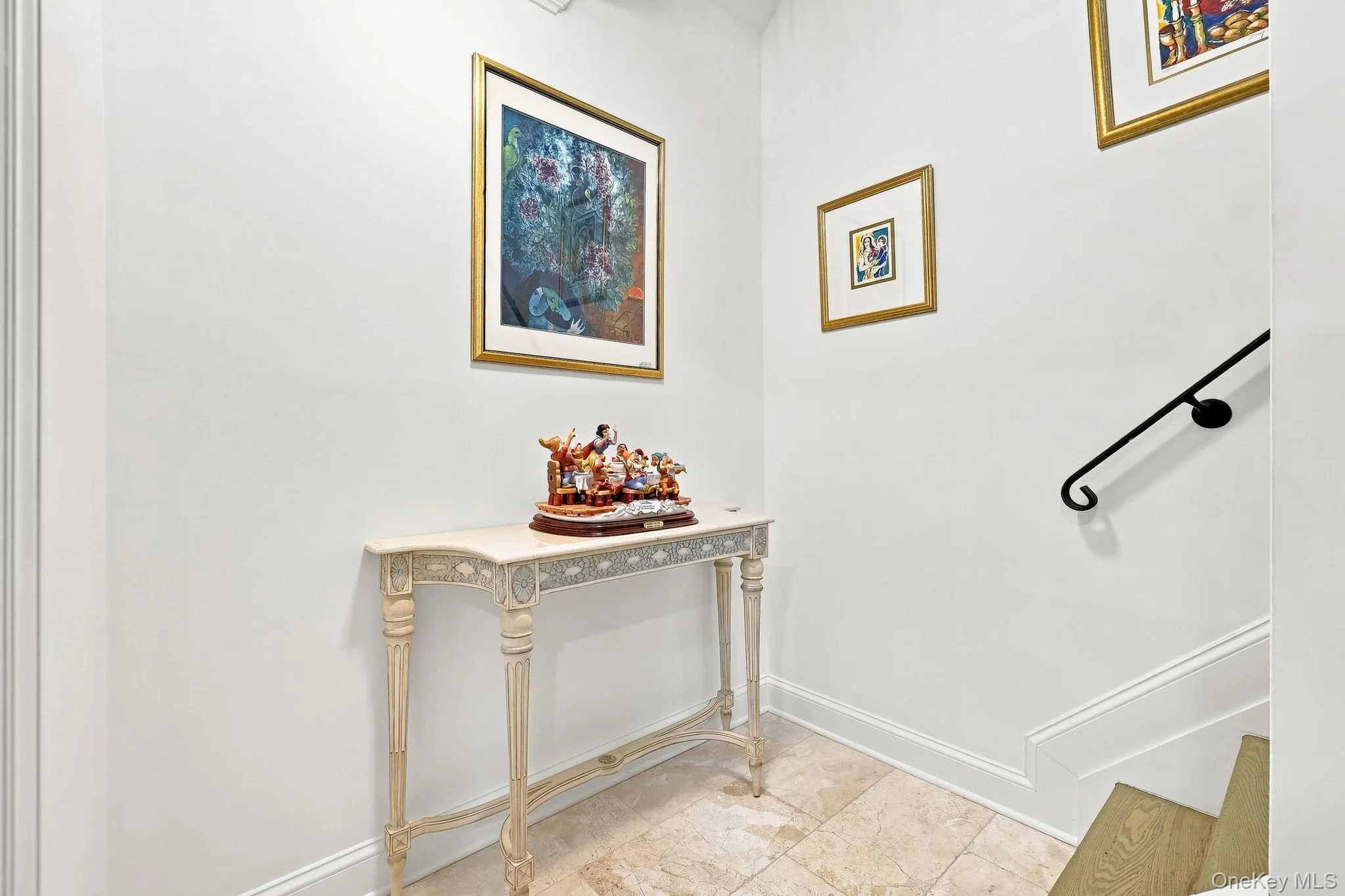 The stairs to the lower level has a sizeable landing to display your artwork or for that special console table The stairs to the lower level has a sizeable landing to display your artwork or for that special console table