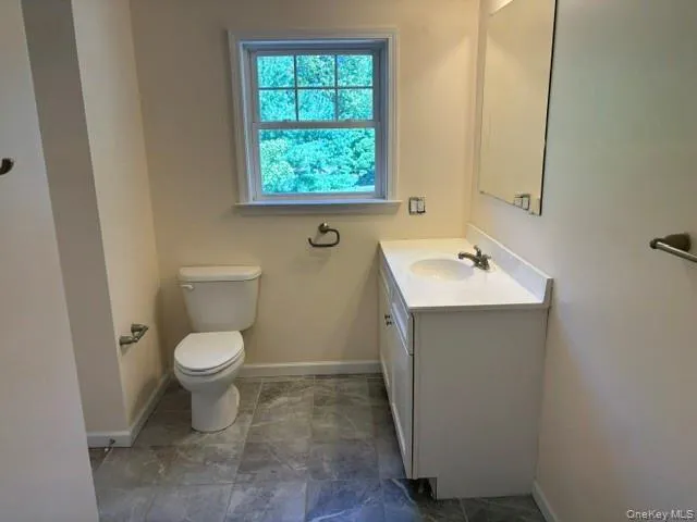Large primary bath. Large primary bath.