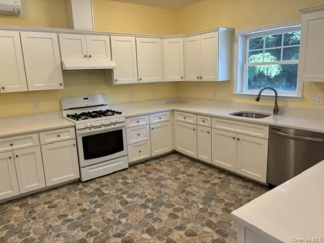 Gigantic kitchen. Gigantic kitchen.