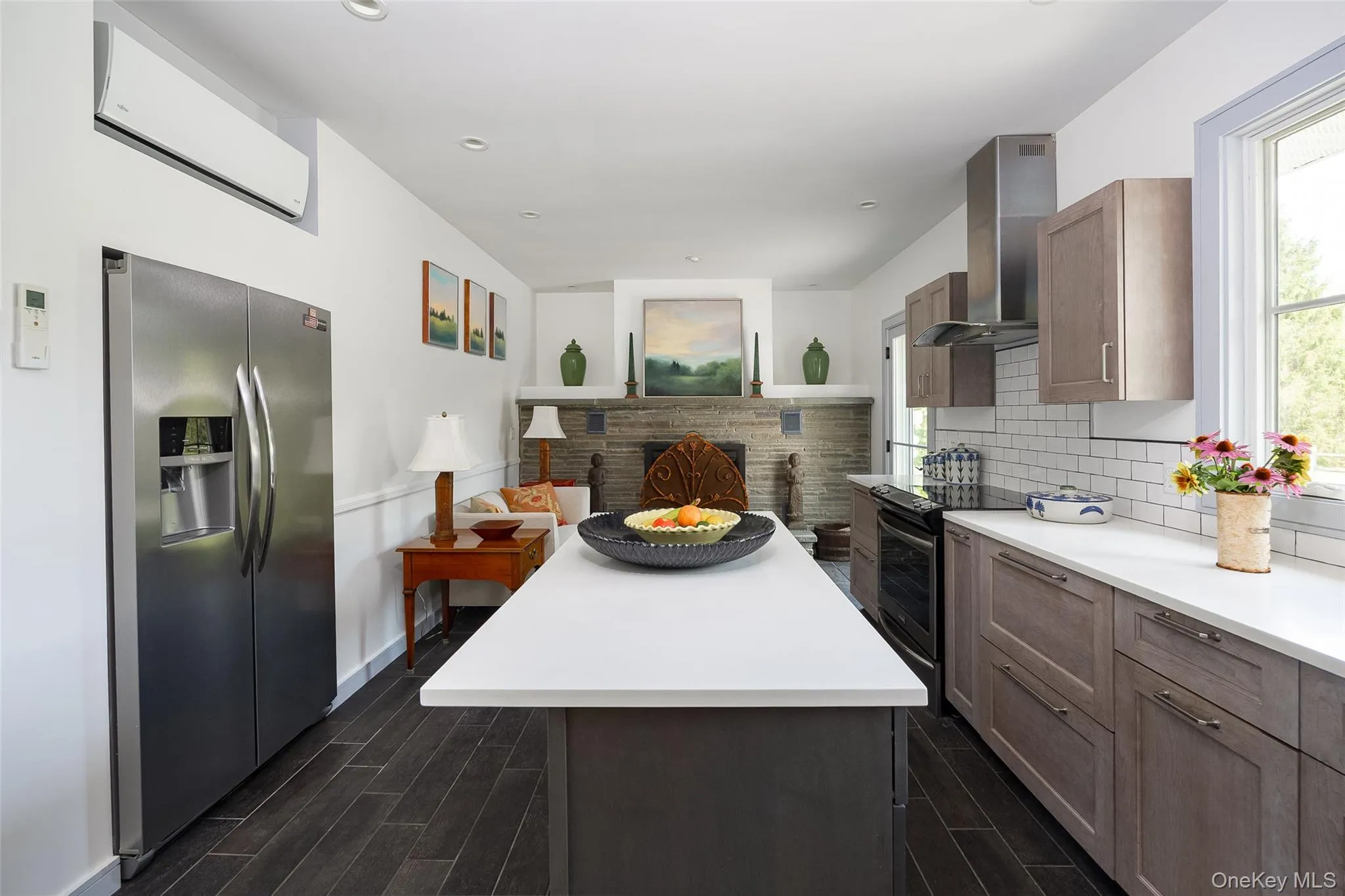 Eat-in kitchen Eat-in kitchen