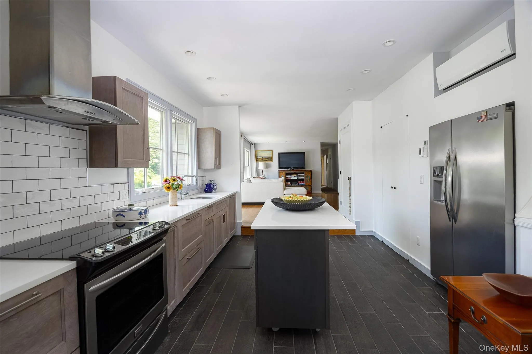 Open eat-in kitchen Open eat-in kitchen