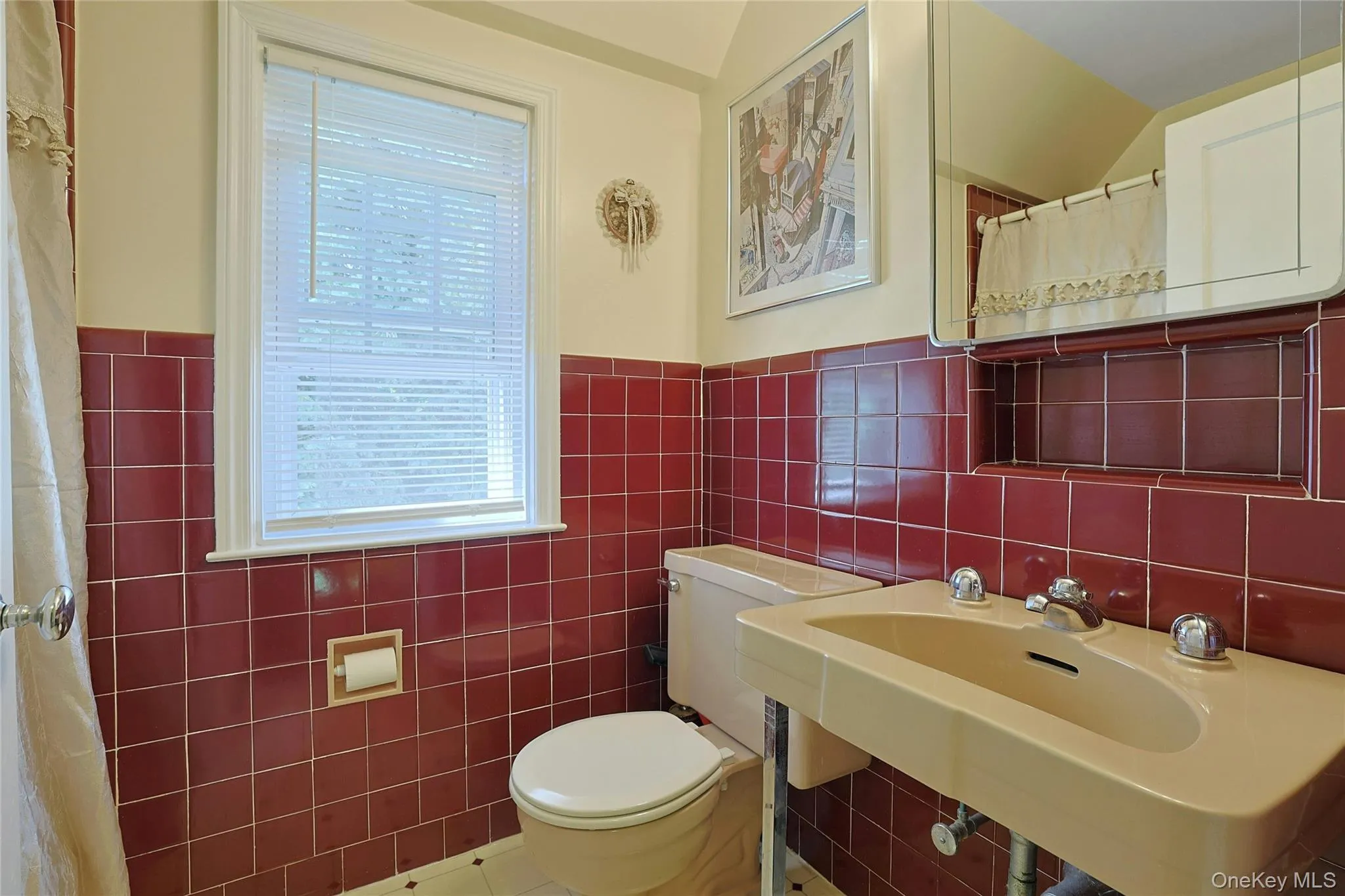 Full Bathroom on second floor. Full Bathroom on second floor.