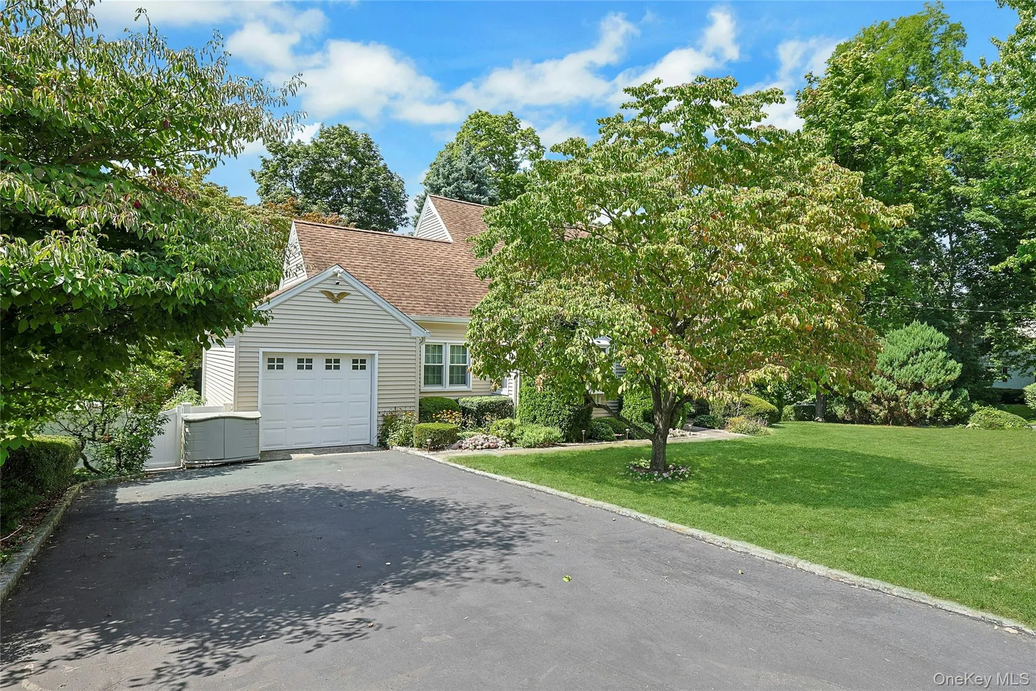 Paved Driveway for plenty of parking leading to the Attached 1 Car Garage. Paved Driveway for plenty of parking leading to the Attached 1 Car Garage.