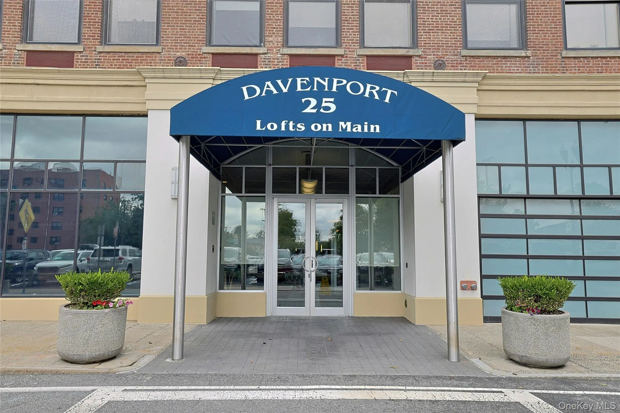 Welcoming main entrance to Davenport Lofts on Main at 25 Leroy Place. Welcoming main entrance to Davenport Lofts on Main at 25 Leroy Place.