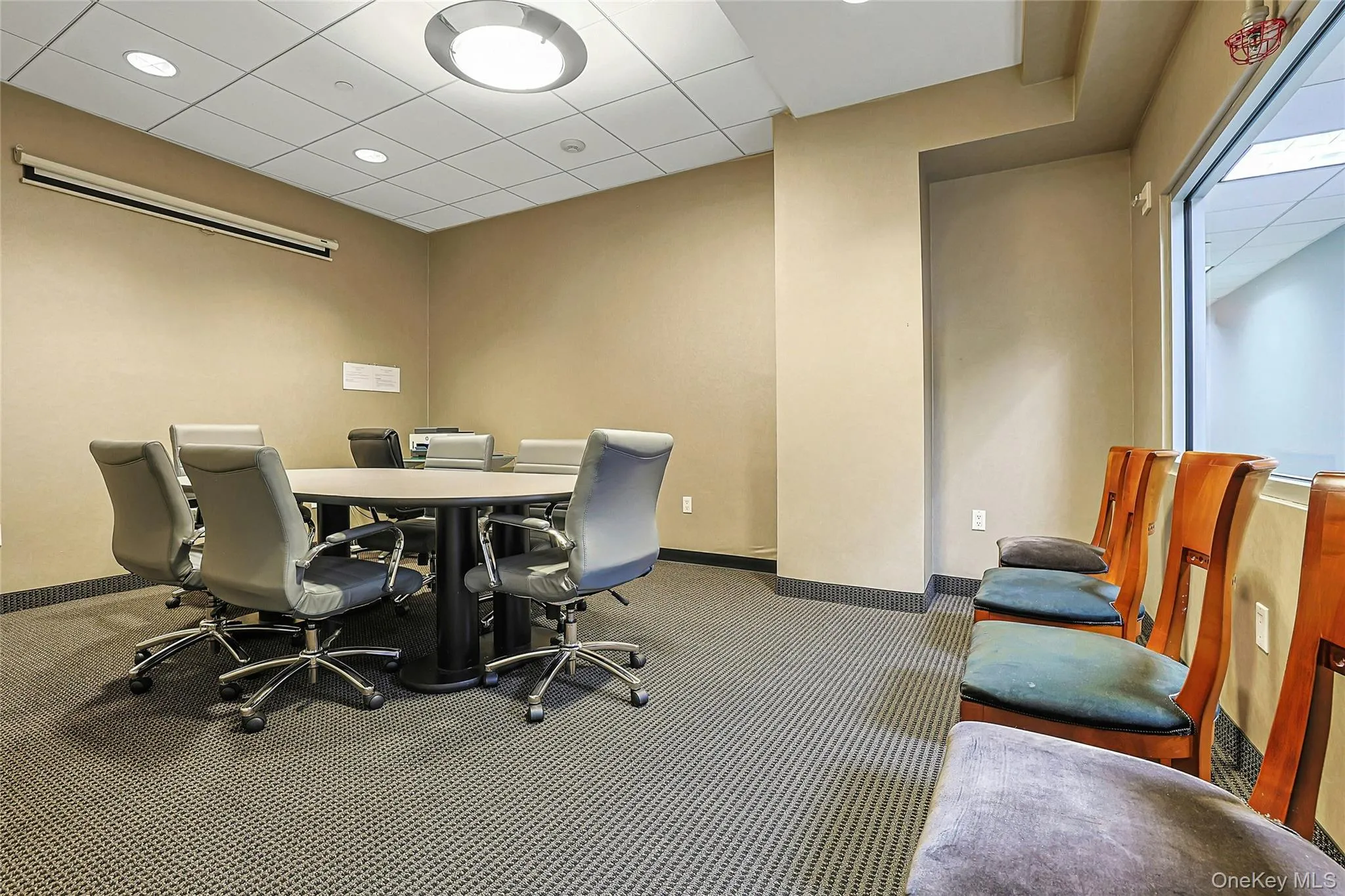 Convenient on-site conference room offering dedicated space for meetings or working from home. Convenient on-site conference room offering dedicated space for meetings or working from home.