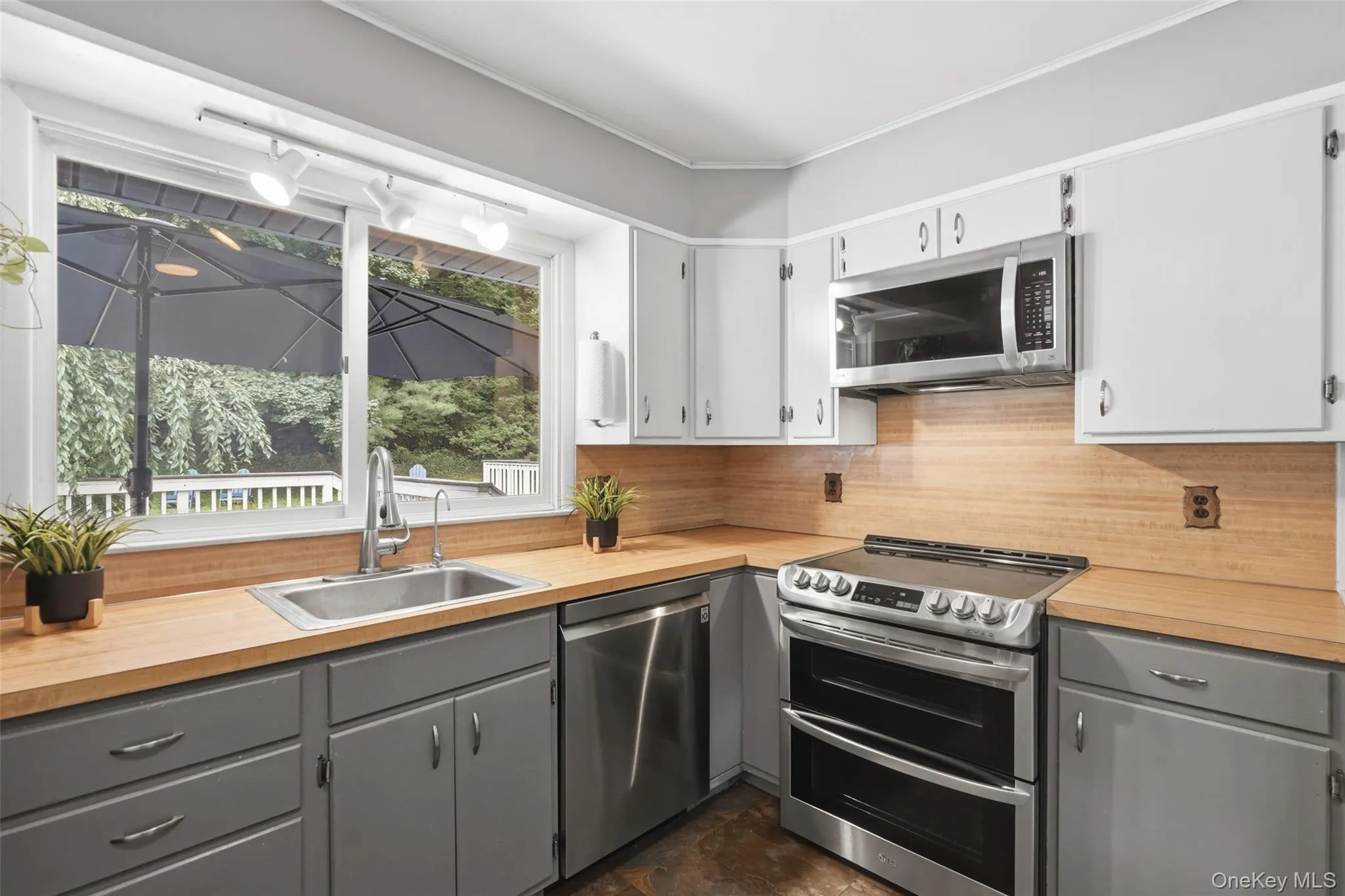 23 Westview Drive, La Grange, NY, 3 Bedrooms Bedrooms, 7 Rooms Rooms,2 BathroomsBathrooms,Residential,For Rent,Westview,0,1047690 23 Westview Drive, La Grange, NY, 3 Bedrooms Bedrooms, 7 Rooms Rooms,2 BathroomsBathrooms,Residential,For Rent,Westview,0,1047690