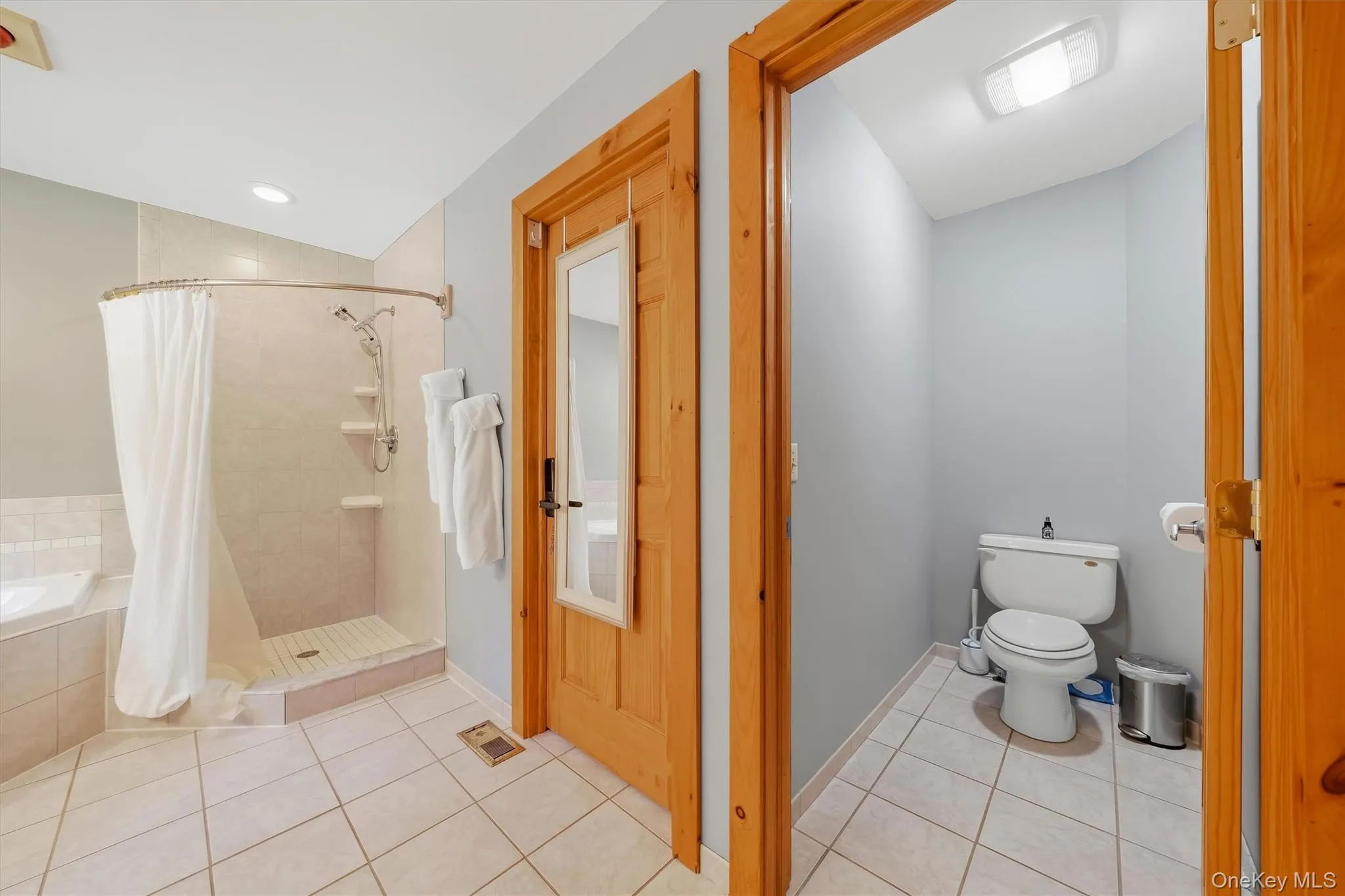 walk-in closet and separate "throne" room! walk-in closet and separate "throne" room!