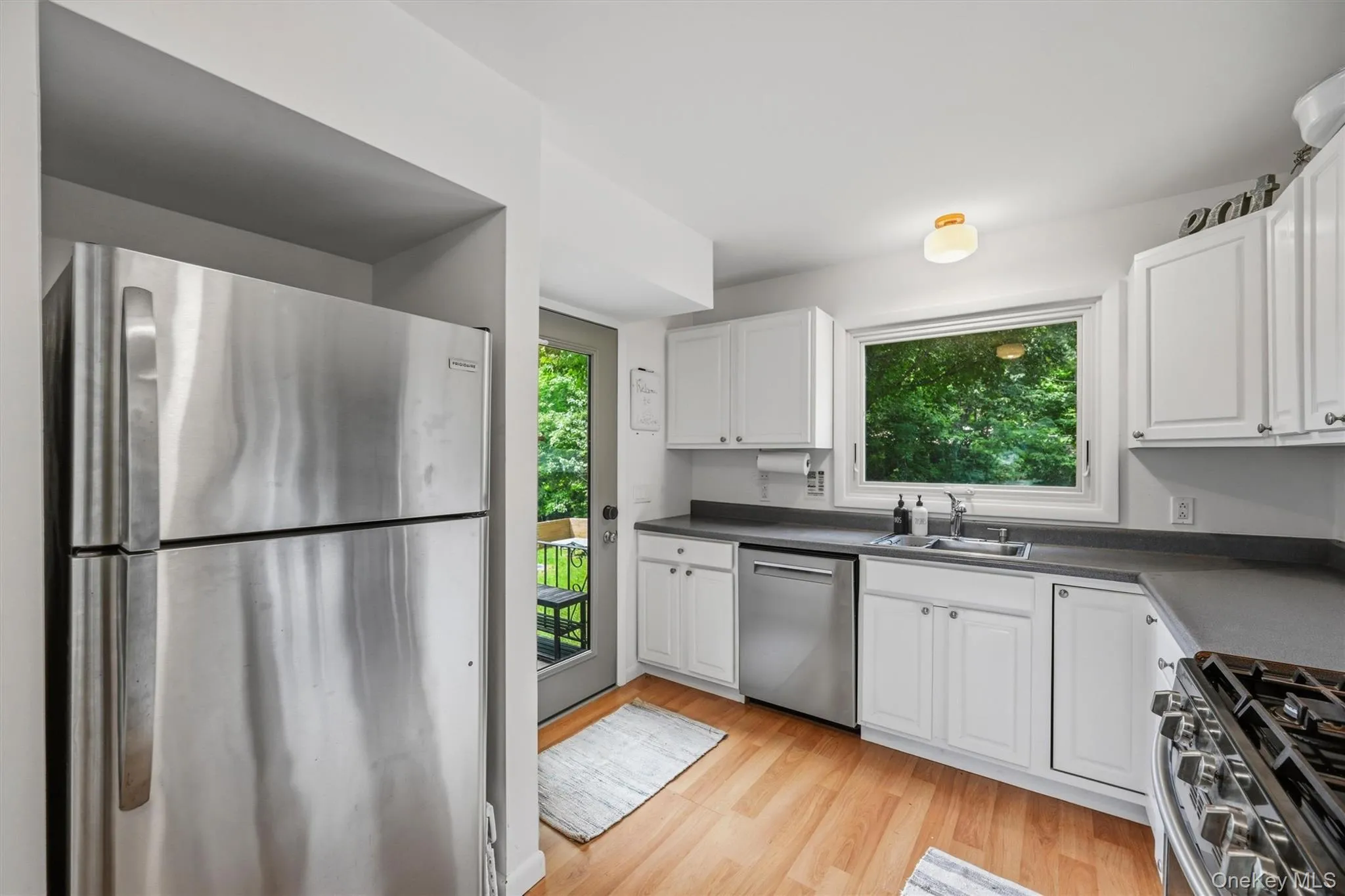 Main unit kitchen with stainless steel appliances Main unit kitchen with stainless steel appliances