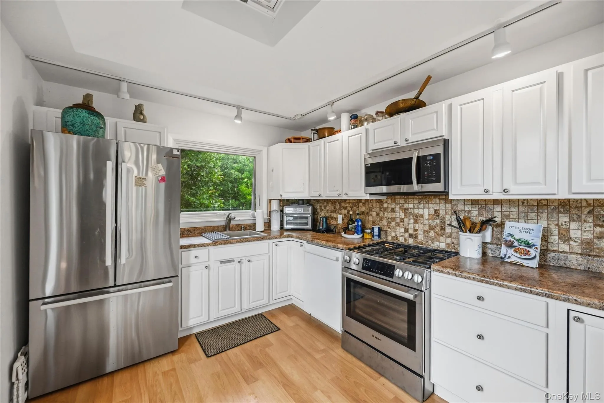 Accessory UnitKitchen with stainless steel appliances' Accessory UnitKitchen with stainless steel appliances'